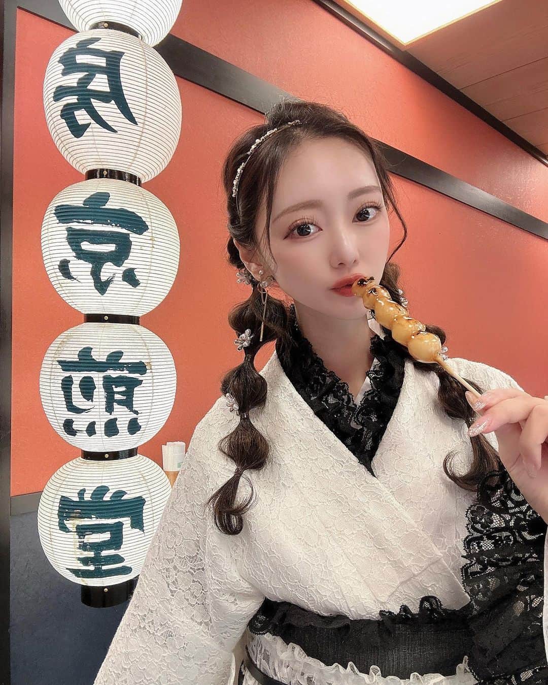 yuukachiさんのインスタグラム写真 - (yuukachiInstagram)「京都 着物旅👘🍵✨️ #京都旅 #着物デート  今日行ったのでさっそく投稿😚✌🏻✌🏻笑 もう着物も寒かったからお蕎麦食べて (  #祇園京めん )芸能人や有名人のサイン沢山あった！ 美味しかった✨️  その後に八坂神社徘徊して、河原町でお団子食べて サクッと着物旅は終了したけど丁度いい時間やった😚笑  京都は暖かい季節に行きたいねぇ☺️🍁🍂  着物は @kyokomachi_wafuku さんでレンタルしました👘 最近人気のレース着物を色違いでお揃いしたよ✌🏻 毎年1回は着物着たくなる~☺️✨️  #今日着物旅#京都ぶらり旅#着物レンタル #みぃかち #着物ヘア#着物女子#京都観光#京都ランチ#京都旅行  #レース着物#そうだ京都行こう#京都紅葉#八坂神社」11月18日 21時08分 - yuuka_stagram