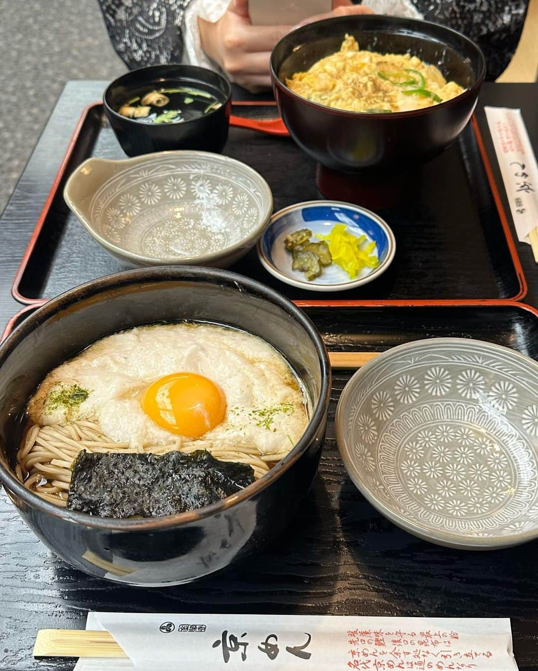 yuukachiさんのインスタグラム写真 - (yuukachiInstagram)「京都 着物旅👘🍵✨️ #京都旅 #着物デート  今日行ったのでさっそく投稿😚✌🏻✌🏻笑 もう着物も寒かったからお蕎麦食べて (  #祇園京めん )芸能人や有名人のサイン沢山あった！ 美味しかった✨️  その後に八坂神社徘徊して、河原町でお団子食べて サクッと着物旅は終了したけど丁度いい時間やった😚笑  京都は暖かい季節に行きたいねぇ☺️🍁🍂  着物は @kyokomachi_wafuku さんでレンタルしました👘 最近人気のレース着物を色違いでお揃いしたよ✌🏻 毎年1回は着物着たくなる~☺️✨️  #今日着物旅#京都ぶらり旅#着物レンタル #みぃかち #着物ヘア#着物女子#京都観光#京都ランチ#京都旅行  #レース着物#そうだ京都行こう#京都紅葉#八坂神社」11月18日 21時08分 - yuuka_stagram