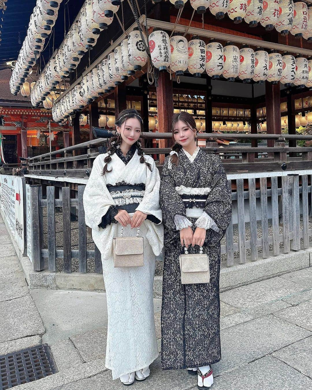 yuukachiさんのインスタグラム写真 - (yuukachiInstagram)「京都 着物旅👘🍵✨️ #京都旅 #着物デート  今日行ったのでさっそく投稿😚✌🏻✌🏻笑 もう着物も寒かったからお蕎麦食べて (  #祇園京めん )芸能人や有名人のサイン沢山あった！ 美味しかった✨️  その後に八坂神社徘徊して、河原町でお団子食べて サクッと着物旅は終了したけど丁度いい時間やった😚笑  京都は暖かい季節に行きたいねぇ☺️🍁🍂  着物は @kyokomachi_wafuku さんでレンタルしました👘 最近人気のレース着物を色違いでお揃いしたよ✌🏻 毎年1回は着物着たくなる~☺️✨️  #今日着物旅#京都ぶらり旅#着物レンタル #みぃかち #着物ヘア#着物女子#京都観光#京都ランチ#京都旅行  #レース着物#そうだ京都行こう#京都紅葉#八坂神社」11月18日 21時08分 - yuuka_stagram