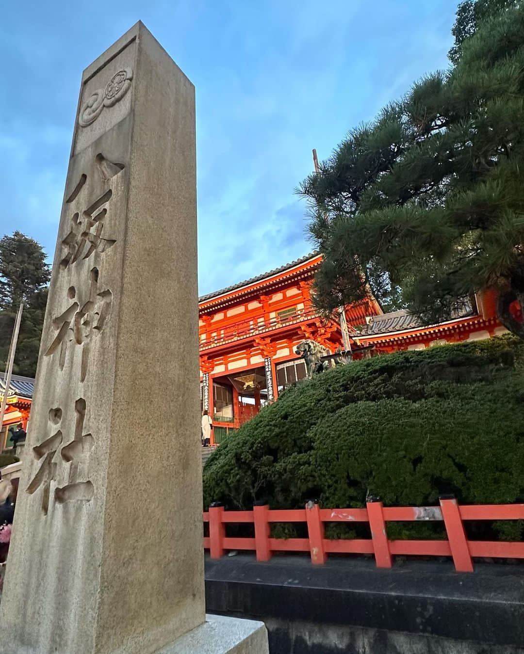 yuukachiさんのインスタグラム写真 - (yuukachiInstagram)「京都 着物旅👘🍵✨️ #京都旅 #着物デート  今日行ったのでさっそく投稿😚✌🏻✌🏻笑 もう着物も寒かったからお蕎麦食べて (  #祇園京めん )芸能人や有名人のサイン沢山あった！ 美味しかった✨️  その後に八坂神社徘徊して、河原町でお団子食べて サクッと着物旅は終了したけど丁度いい時間やった😚笑  京都は暖かい季節に行きたいねぇ☺️🍁🍂  着物は @kyokomachi_wafuku さんでレンタルしました👘 最近人気のレース着物を色違いでお揃いしたよ✌🏻 毎年1回は着物着たくなる~☺️✨️  #今日着物旅#京都ぶらり旅#着物レンタル #みぃかち #着物ヘア#着物女子#京都観光#京都ランチ#京都旅行  #レース着物#そうだ京都行こう#京都紅葉#八坂神社」11月18日 21時08分 - yuuka_stagram