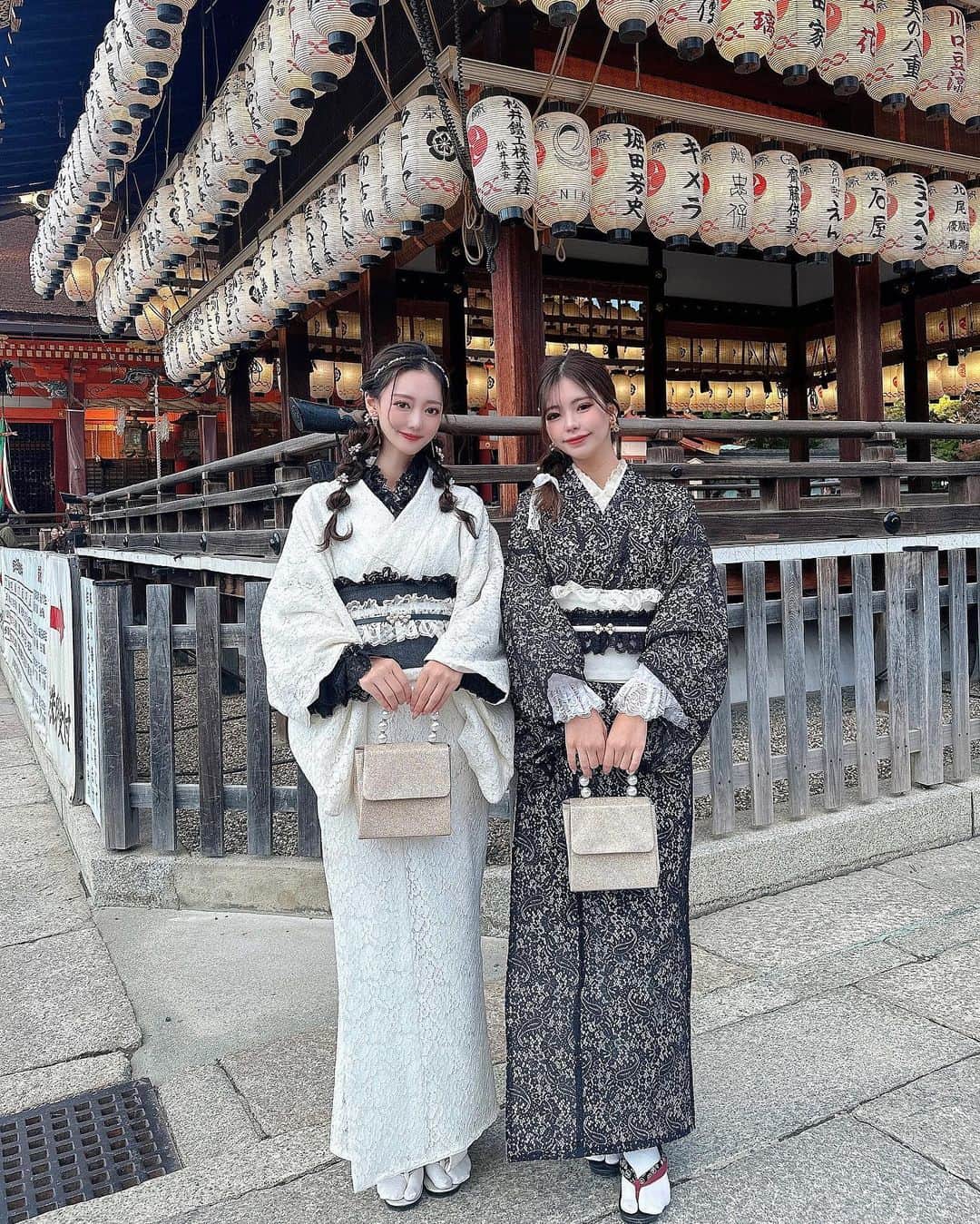 yuukachiのインスタグラム：「京都 着物旅👘🍵✨️ #京都旅 #着物デート  今日行ったのでさっそく投稿😚✌🏻✌🏻笑 もう着物も寒かったからお蕎麦食べて (  #祇園京めん )芸能人や有名人のサイン沢山あった！ 美味しかった✨️  その後に八坂神社徘徊して、河原町でお団子食べて サクッと着物旅は終了したけど丁度いい時間やった😚笑  京都は暖かい季節に行きたいねぇ☺️🍁🍂  着物は @kyokomachi_wafuku さんでレンタルしました👘 最近人気のレース着物を色違いでお揃いしたよ✌🏻 毎年1回は着物着たくなる~☺️✨️  #今日着物旅#京都ぶらり旅#着物レンタル #みぃかち #着物ヘア#着物女子#京都観光#京都ランチ#京都旅行  #レース着物#そうだ京都行こう#京都紅葉#八坂神社」