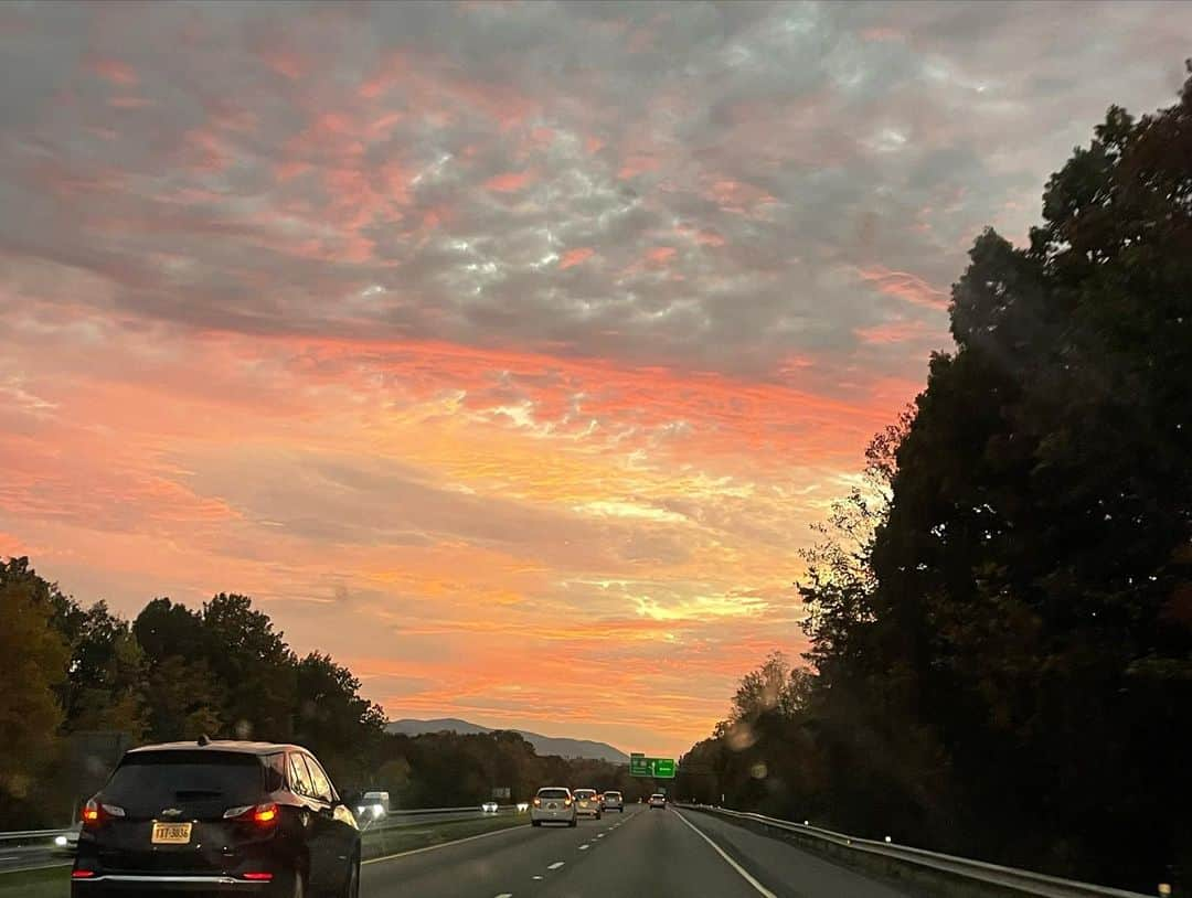 三浦成美さんのインスタグラム写真 - (三浦成美Instagram)「I love Asheville 😮‍💨❤️ Thank you Clark family for the kindness and happiness you have given me.  ルームメイトの実家にもお邪魔して来ました！ 自然に囲まれて最高だった⛰そして大きな優しさに幸せを感じました🤲  #mylife #offseason」11月18日 21時08分 - miura_narumi17