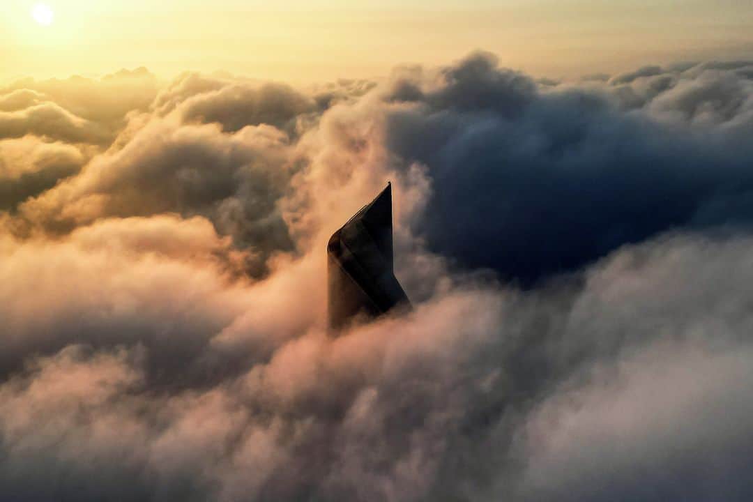 AFP通信のインスタグラム：「Kuwait City's al-Hamra tower caught in heavy fog on November 2023.⁣ ⁣ 📷 @yasseralzayyat ⁣ #AFPPhoto」