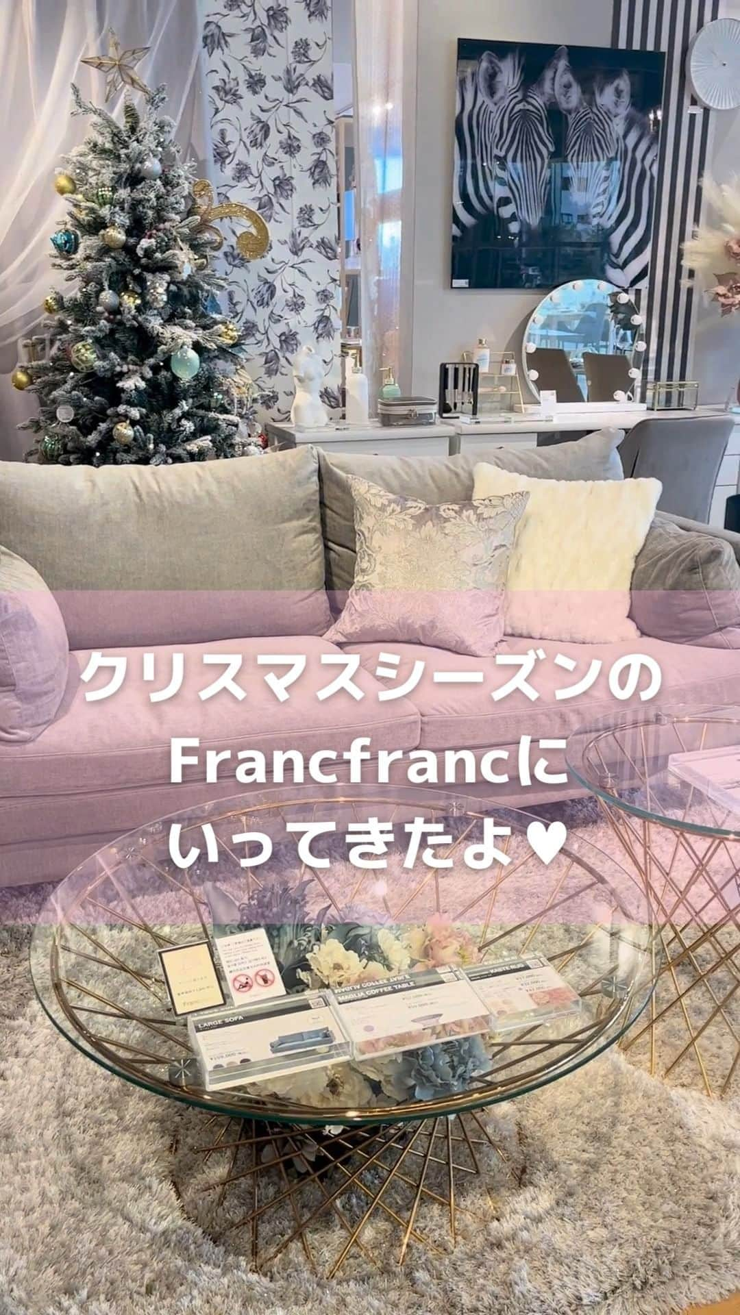 Francfrancのインスタグラム：「＼クリスマスシーズンのFrancfrancを大公開！／ 行ってみたい！という方は「💗」で教えてね✨  クリスマスもいよいよ来月！🎅🎄 みなさん、準備はもう始めていますか？  Francfrancには煌びやかなオーナメントから種類豊富なクリスマスツリー、とびきりキュートなオブジェまで ホリデーシーズンをカラフルに彩る クリスマスアイテムが盛りだくさん🤖✨  かわいいツリーアレンジやクリスマスのインテリアシーン、テーブルコーディネートなど、クリスマス仕様に飾られた店内は、きっと今年のコーディネートの参考になるはず🛋️  クリスマスムードたっぷりの店内で 心高鳴るアイテムを見つけてみませんか？🎄💗  ┈┈┈┈┈┈┈┈┈┈┈┈┈┈┈┈┈┈┈┈┈┈┈┈ ▼動画内 ご紹介アイテム  🐤ミュージックバード　¥1,200（税込）  🪅ガラスオーナメント 　オイスター　¥1,300（税込） 　シャンデリア　¥1,300（税込）  🎄クリスマスツリー スターターセット 　60cm　¥6,000（税込）  💎ガラスツリー 　クリスタル S　¥1,200（税込） 　ボール M　¥1,800（税込）  🤖スノードーム ロボット M　¥2,800（税込）  #francfranc #フランフラン #francfrancのある生活 #ツリー #オーナメント #インテリアショップ #クリスマスデコレーション #クリスマス #クリスマスツリー #クリスマス準備 #クリスマス雑貨」