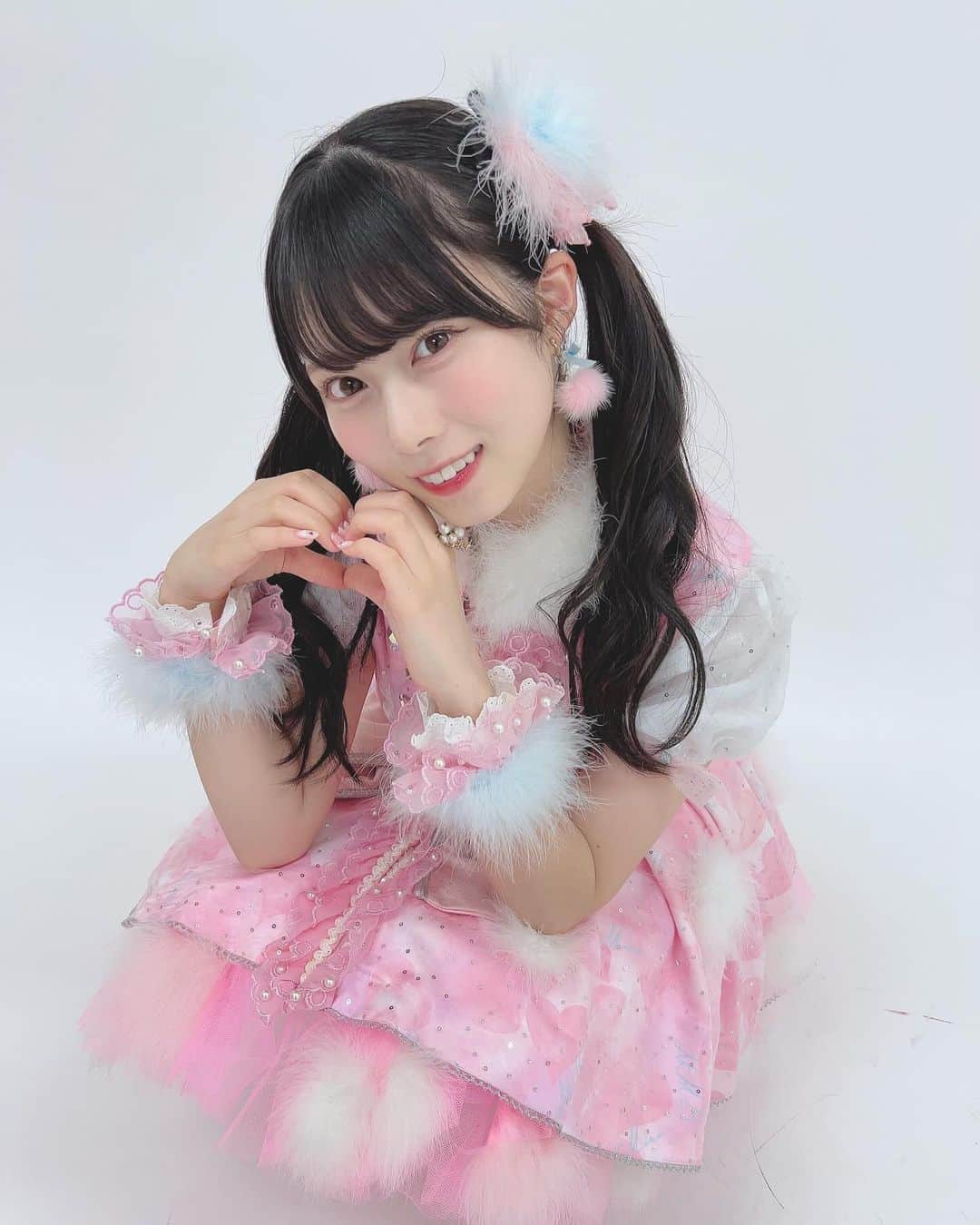 瀧本弥生のインスタグラム：「360度アイドル🩰☁️🎀  ずっと着てみたかったらしくないの衣装……♡♡  #NMB48 #アイドル　#04 #05 #05년생  #idol  #らしくない　#アイドル衣装　#ピンク」