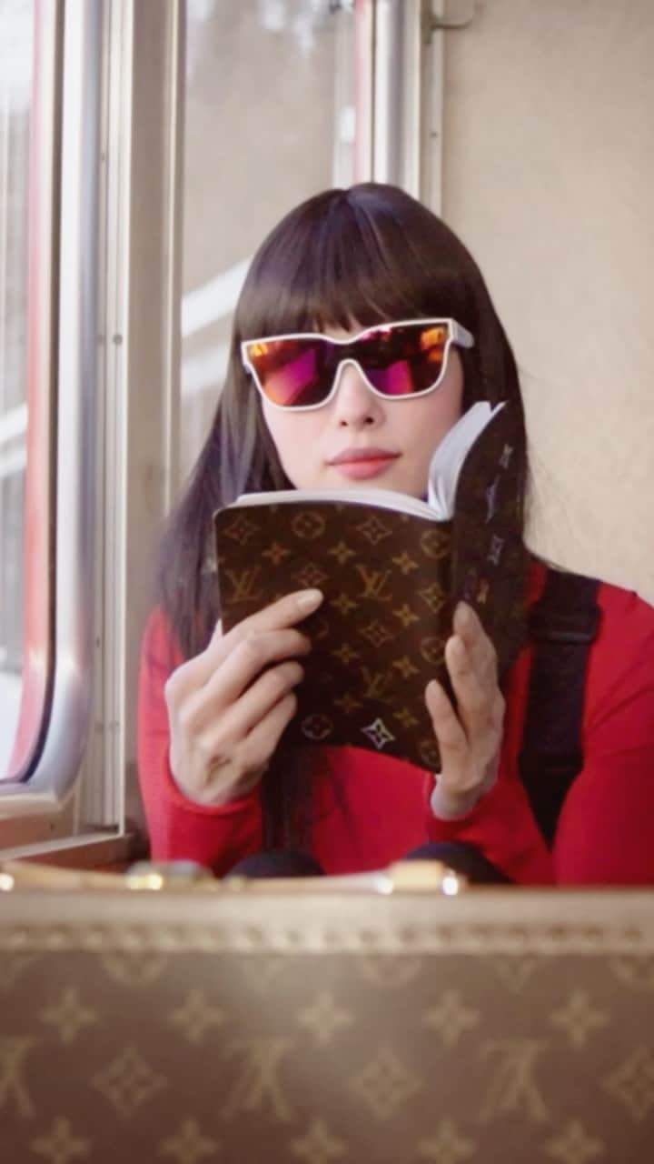 ルイ・ヴィトンのインスタグラム：「Fei Fei Sun for Louis Vuitton: Horizons Never End. From her sleeping mask to her Horizon Light Up earphones, discover Fei Fei Sun’s travel essentials in the Maison’s latest campaign. Watch the film via link in bio.   #FeiFeiSun #LVHorizon #LouisVuitton」