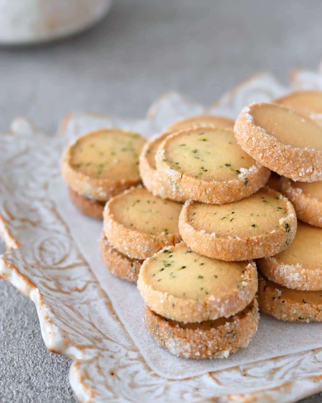 あいりおーのインスタグラム：「お友達に頼まれて焼き菓子の詰め合わせを作った時の1つ。  私のお菓子の中でもベスト3に入ると思うのがこのサブレ‪‪*°♡   初めましての人に食べてもらうならこれかなー(∗ˊᵕ`∗)  私のいろんなサブレレシピがある中で、ごくごくシンプルなこれが一番好きで、作りやすい。(ˊ˘ˋ* )♡  結局お菓子もパンもシンプルなのが1番旨い😋  ✼••┈┈┈┈┈┈••✼✼••┈┈┈┈┈┈••✼  今日やっとクリスマスツリー🌲を出しました！ つい面倒で明日こそは！なんて先延ばしにしてたけど、どうせ同じ労力使うなら1日でも長くキラキラ✨してるの見たいしね。  30分で組み立てるぞーって始めたのに、クリスマスツリーの箱の隣に紙袋に入ったお菓子の透明袋がたくさん出てきて(笑)  その仕分けまで始めて結局1時間後にどちらも終了。  　いつかやろうが終わるとなんかスッキリ(∗ˊᵕ`∗)‪‪*°♡   ✼••┈┈┈┈┈┈┈┈┈┈┈┈┈┈┈┈┈┈••✼  「 新刊のお知らせ📢　」  9/7にKADOKAWAさんから  「何度も作ってたどりついたあいりおーのお菓子」が発売されました！  納得するまで作り続けた私のイチオシレシピを1冊にまとめました。  たくさんの工程写真とコツとポイントで詳しく書いています。  Amazon、楽天ブックス、全国の書店で発売中です。  ✼••┈┈┈┈┈┈┈┈┈┈┈┈┈┈┈┈┈┈••✼  使っているオーブンやお菓子、パンの道具は  楽天roomに載せています。  プロフィール欄にリンクあります🔍   ✼••┈┈┈┈┈┈┈┈┈┈┈┈┈┈┈┈┈┈••✼  #サブレ#クッキー#手作りお菓子#手作りお菓子レシピ #手作りお菓子作りが好きな人と繋がりたい #おやつ#あいりおースイーツ#joiceonthetable」