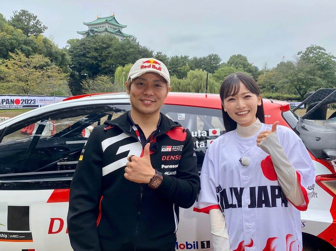 南雲穂波のインスタグラム：「あすはRally Japan 2023最終日！！  けさの#ドデスカドようびデス #なないろ天気 中継は、#豊田スタジアム からでした🏁 #安藤渚七 ちゃんが特設コースに降り立ってリポート、羨ましかったなぁ😽  写真は、先月#勝田貴元 選手にインタビューさせてもらった時のもの✨ 毎度気さくに丁寧に応じてくださり、取材をしたロケスタッフは皆「良い人すぎる〜〜！」とメロメロになってしまうような方です☻ SSトップタイムを連発し、すごい勢いで巻き返している勝田選手！最終日も目が離せません！！  #ラリージャパン #rally #rallyjapan」