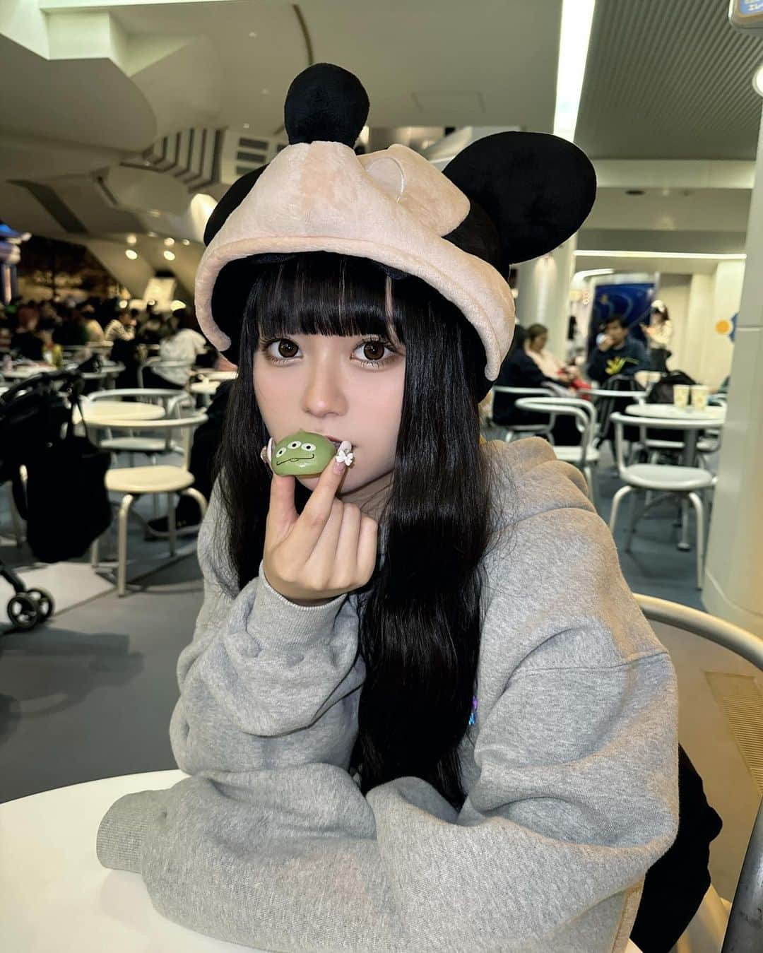 しみずくるみさんのインスタグラム写真 - (しみずくるみInstagram)「うららとウィークナイトパスで弾丸ディズニー💭🩶ミッキーのファンキャップ高校生ぶりに被った🐭 ・ 先日 @une_fleur_natsune @unefleur_beauty_salon でウォーターピーリング＆毛穴洗浄＆カーボキシーをして頂きました🚶🏻花粉症と季節の変わり目でだいぶ肌の治安酷かったんだけど施術後の毛穴の引き締まり具合が凄すぎたし一回でもだいぶ効果感じられて感動した(；；)来月も予約したので楽しみです🎶  ・ #ディズニー #ディズニーランド #クリスマスディズニー」11月18日 21時05分 - __s.k0328