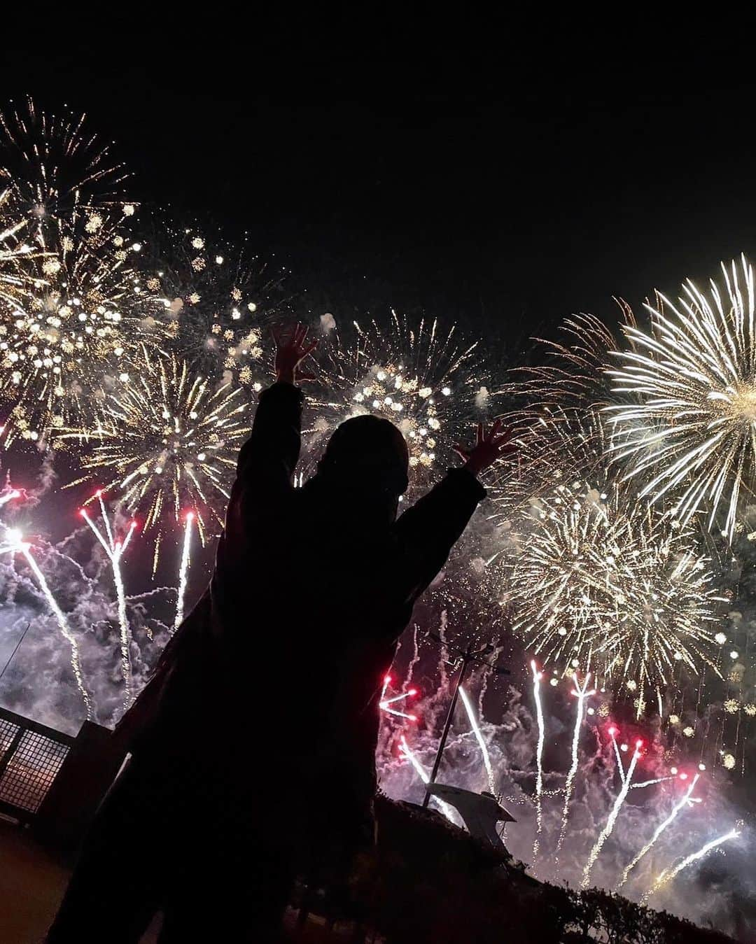 生田絵梨花さんのインスタグラム写真 - (生田絵梨花Instagram)「Disney Music & Fireworks in 宮崎にて 「ウィッシュ〜この願い〜」 歌わせていただきました！✨  いや〜　花火凄かった！！ みてるとき思わず歌より大きい声で叫んでました。笑  ディズニーの名曲×花火のコラボ 最高です。  素敵な時間を共有させていただき ありがとうございました⭐️  #ウィッシュ #ミッキーミニーお誕生日おめでとう」11月18日 21時06分 - ikutaerika.official