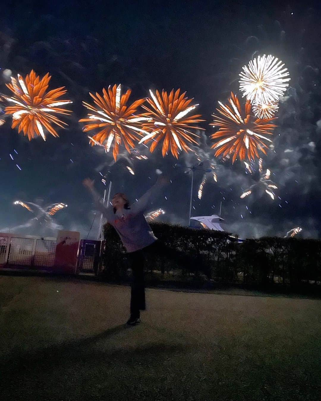 生田絵梨花さんのインスタグラム写真 - (生田絵梨花Instagram)「Disney Music & Fireworks in 宮崎にて 「ウィッシュ〜この願い〜」 歌わせていただきました！✨  いや〜　花火凄かった！！ みてるとき思わず歌より大きい声で叫んでました。笑  ディズニーの名曲×花火のコラボ 最高です。  素敵な時間を共有させていただき ありがとうございました⭐️  #ウィッシュ #ミッキーミニーお誕生日おめでとう」11月18日 21時06分 - ikutaerika.official