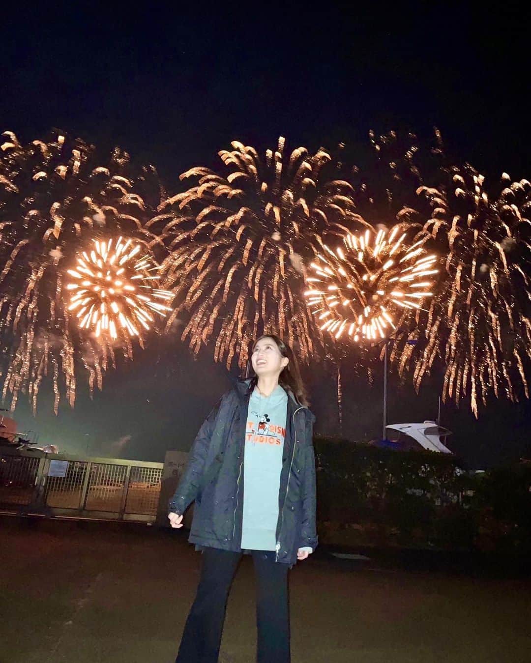 生田絵梨花のインスタグラム：「Disney Music & Fireworks in 宮崎にて 「ウィッシュ〜この願い〜」 歌わせていただきました！✨  いや〜　花火凄かった！！ みてるとき思わず歌より大きい声で叫んでました。笑  ディズニーの名曲×花火のコラボ 最高です。  素敵な時間を共有させていただき ありがとうございました⭐️  #ウィッシュ #ミッキーミニーお誕生日おめでとう」