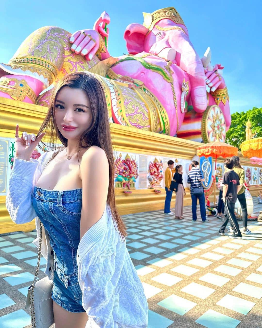 AMI（アミ）のインスタグラム：「went to see the pink ganesha 🐘💓  願いを叶えてくれるピンクガネーシャに会いに行ったょ😌  わかりずらいけど手はピンクガネーシャの真似だょ🥺🤘w  #ピンクガーネシャ #ピンク #象 #タイ #タイ観光 #タイ旅行 #ワットパクナム #thailandgram #watpaknam #pinkganesh」