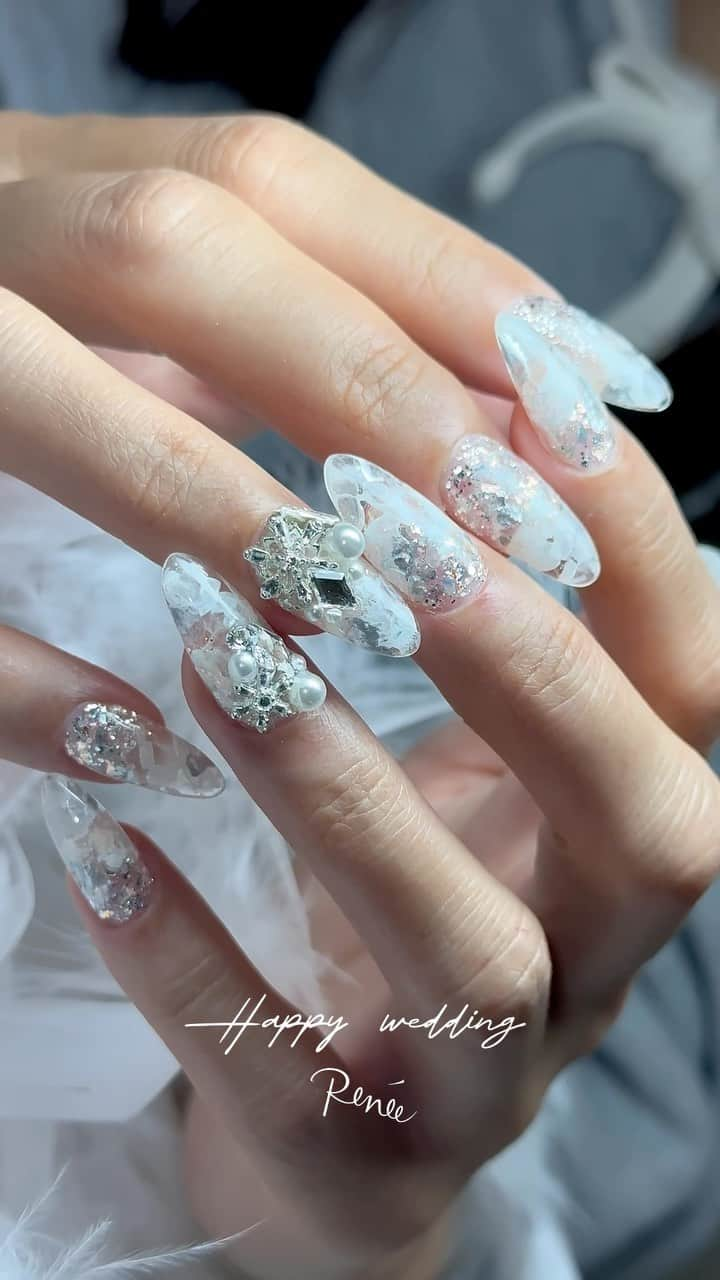 埜藤理恵のインスタグラム：「Bridal nail💍 大切な日に担当させていただき嬉しい🥹🫶🏻 素敵な一日になるといいな♡ ありがとうございます👰‍♀️  IRORI produce by Renée  Ice frost(アイスフロスト)シリーズ 使用カラー☞Snow  @yous_artist_ × @rrieenee   Tokyo Nail Expo2023にて 数量限定発売します！  商品紹介のポストは3つ前を チェックしてくださねー♡  #pr  □ Rie Nofujiプロデュース @tree01official エプロン 好評発売中  □ Renée professional brush シリーズ ＊オーバル ＊トップフレンチ ＊スマートフラット Renée web shop 全国ネイルディーラーにて発売中 プロフィールURLより飛べます  □ 店舗詳細 ⇩ 大阪府大阪市北区堂山町1-2 R&Eビル3階 am10:00〜pm20:00 JR大阪駅から徒歩7分 阪急梅田駅から徒歩7分 御堂筋梅田駅から徒歩7分  ご予約は サロンの公式LINEより受け付けております。 @rrieenee プロフィールURLより LINE飛べます。 LINEにて行き方動画も配信しておりますので ご参考くださいませ  #nailsalonRenee#ネイルサロンレネ #大阪ネイルサロン #梅田ネイルサロン #大阪ネイル#梅田ネイル」