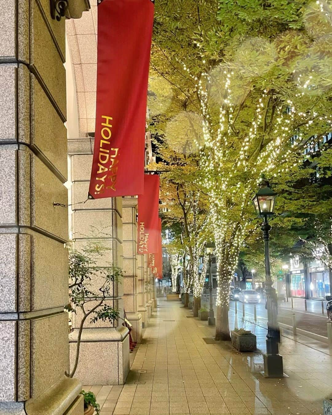 のインスタグラム：「イルミネーションが、綺麗な居留地📍 いつ見てもうっとりする🥹💡 . HAPPY HOLIDAYSの赤い旗が 一気にクリスマス感 🎄🚩 . Wedding photoや、車の撮影も 🈁でよくしてるやんね📸 . 最後の写真は、歩きながら撮ったら やっぱりブレてた😳 . 寒い中、大丸神戸店カフェラのテラス席🥶 なのにアイス頼んでしまう、私🧊🍋 . レモネード初めて飲んだけど 美味しかった➿➿➿🥤 . #神戸#神戸市#kobe#神戸旅行#神戸観光 #lovehyogo#大丸神戸店#イルミネーション」