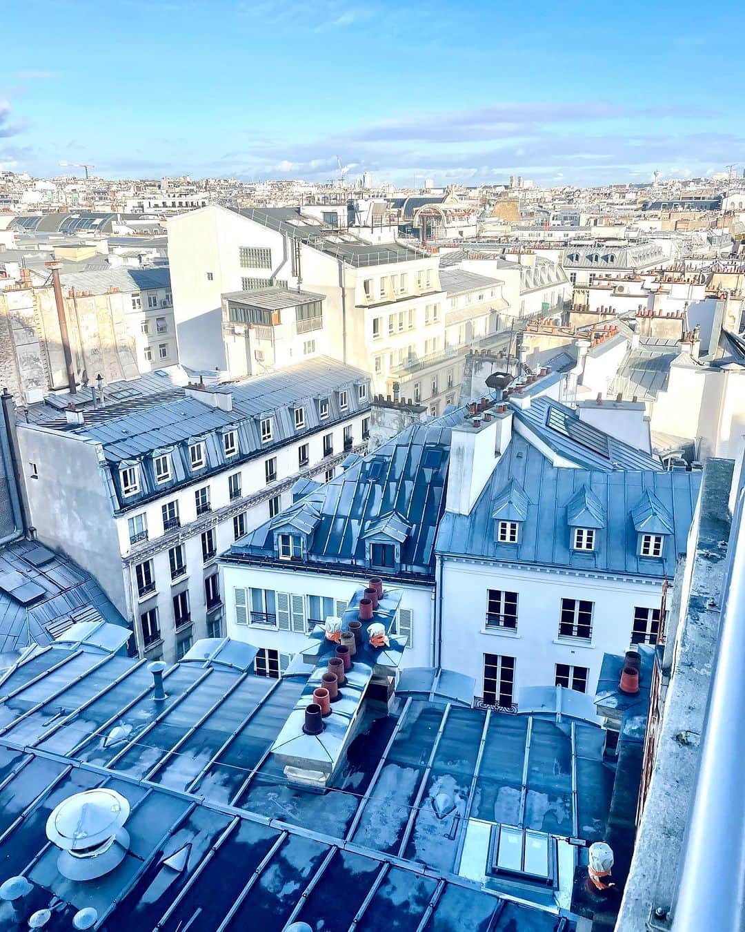 EFFIEさんのインスタグラム写真 - (EFFIEInstagram)「ステキな週末をお過ごしですか？  パリは、クリスマスの準備が進んできております。 まずは、今日は、ラファイエットデパートのクリスマスをご紹介します。 歴史的建造記念物にも指定されているこの建物は、  毎年中央に現れる大きいクリスマスは見もの。 観光客、パリの人でにぎわっています。  そしてラファイエットでプライベートＳＨＯＰＰＥＲとして 働いている台湾人の友達が、仕事場を見せてあげるわとの事で、 のぞきに行ったのが、なんと！ ラファイエットの最上階にある特別ラウンジでした。  ここで、上顧客やお買物をたくさんされた方は、 ゆっくりしたり、「こんなものを探しているの、スタイリングしておいて！」 と前もって伝えておくと、私の友達のようなSHPPPERさんが VIP ROOMにあるワードローブに何万点とある中から、 セレクトして待っていてくれるそうです。  確かにそんなサービスが存在するとは知っていましたが、 ステキな体験ですね。 今週は雨続きのパリですが、 それぞれのVIP ROOM のお部屋にテラス席があり、 モンマルトルや、普段見れないパリの煙突付きの屋根を見たりと パリ体験満喫できちゃいますね。 まだまだ知らない事が多い　PARISです。  Merci @cabinet_de_flora   ＋＋＋＋＋＋＋＋＋＋＋ 大変お待たせいたしました。 MARIN　MONTAGUTさんのフランスのステキな場所と アンティークに焦点をあてたサイン本　ｵｰﾀﾞｰされた方、 みなさまのお手元に届いたと思います。  今回は、MARINさんとSHOPのみなさまのご協力により、 なんとお一人ひとりにサインをしている動画をお届けできました！ （こちら、みなさまに、サプライズにしたかったので、お届けまで内緒にしておりました　笑）  みなさまにとって、 世の中に一つしかない本がさらに気持ちのこもった本になれば幸いです。  実は、数名の方から、やはり買いたかった！というお声を頂いています。 もし、ご興味ある方いらっしゃいましたら、DMにてお知らせください。 ＊お人数集まればお届けができる可能性がございます。」11月18日 21時17分 - e.f.international