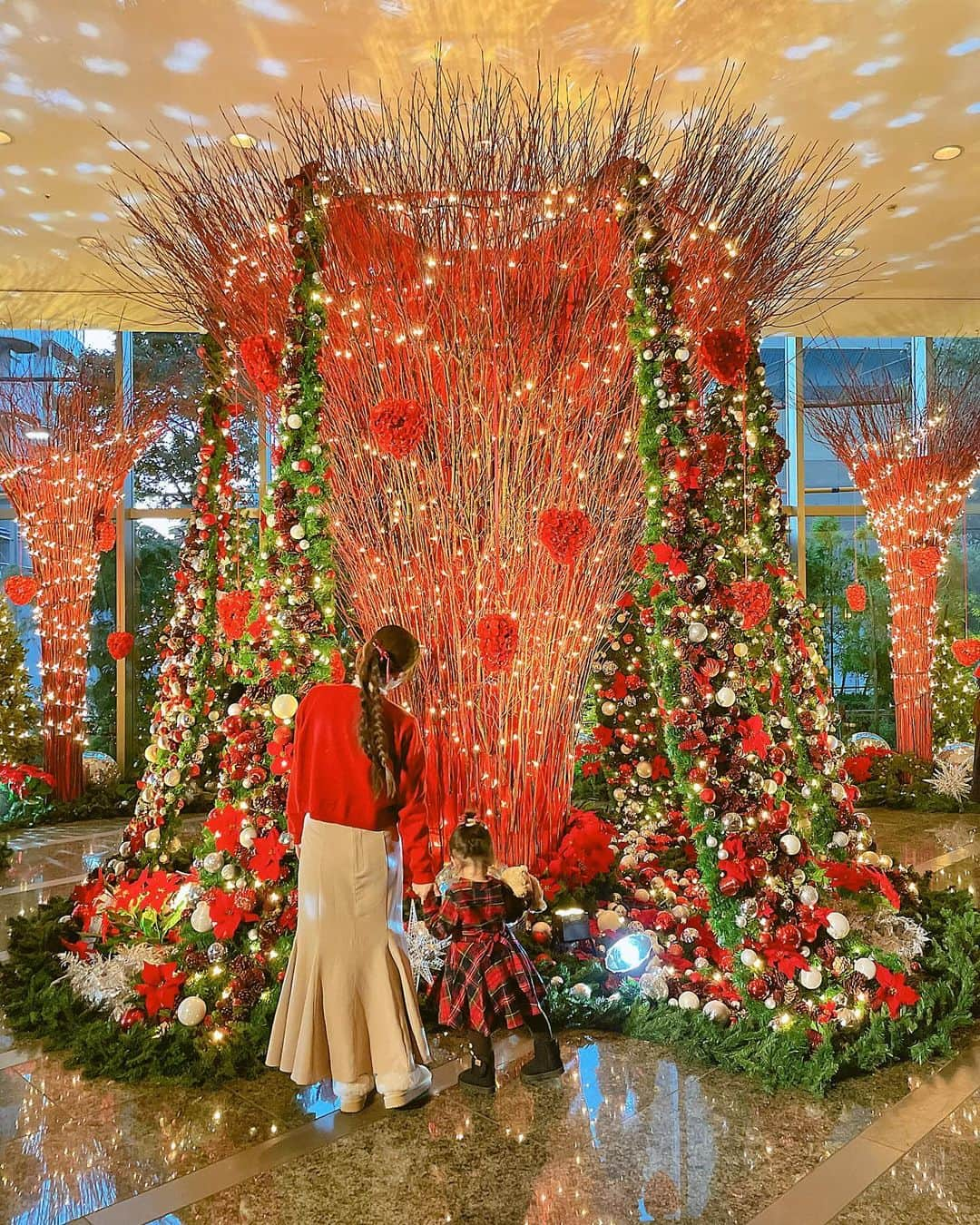 今吉めぐみさんのインスタグラム写真 - (今吉めぐみInstagram)「子どもと行きたい ツリー🎄 【グランドハイアット東京】 @grandhyatttokyo  ⁡ ⁡ 毎年楽しみにしている キラキラ空間🎄 ⁡ 今年も素敵なチャリティーキャンペーン されています🎄 ホテル内で撮影した画像に ハッシュタグ #Grandlove2023 をつけてInstagramに投稿 ⬇️ 1000以上の投稿集まる ⬇️ ホテルから10万円を 『Kids Earth Fund』に寄付 ⁡ ⁡ ⁡ ⁡ 📍 グランド ハイアット 東京 東京都港区六本木6-10-3 👟 東京メトロ日比谷線「六本木駅」1C番出口より　徒歩3分 都営地下鉄大江戸線「六本木駅」 3番出口より徒歩6分 ⁡ ⁡ #Grandlove2023 #グランドハイアット東京  #grandhyatttokyo  #子連れおでかけ東京 #東京女子部」11月18日 21時17分 - megu813