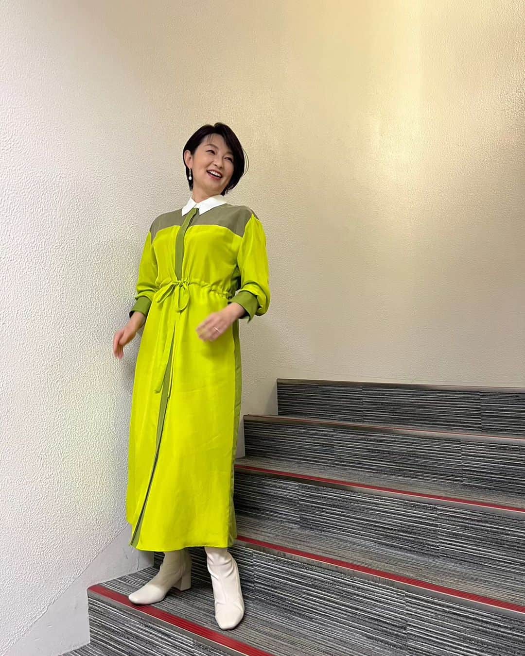 小島奈津子のインスタグラム：「2023.11.18 #BSTBS　#噂の東京マガジン  #衣装提供　#PR ワンピース @dorotheeschumacher   ピアス @abiste_official   2連投スミマセン！ これまた、なんか楽しそう😀」