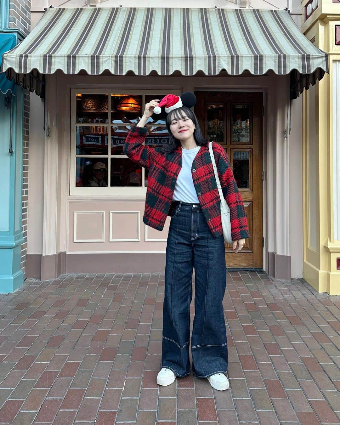 かほこ。さんのインスタグラム写真 - (かほこ。Instagram)「ㅤㅤㅤㅤㅤㅤㅤㅤㅤㅤㅤㅤㅤ jacket : #freaksstore tshirt : #uniqlo denim : #formeque bag : #folnua sneakers : #zara ㅤㅤㅤㅤㅤㅤㅤㅤㅤㅤㅤㅤㅤ ずっと座ってたから太もものとこシワシワになっちゃったけど、、 1日目後半はカジュアルスタイル❣️ ㅤㅤㅤㅤㅤㅤㅤㅤㅤㅤㅤㅤㅤ カリフォルニアは昼間暑くて夜寒いので、中は白Tにウールのジャケットを羽織りました。 ジャケット抜いだ感じも可愛かったんだけど撮り忘れた、、 ㅤㅤㅤㅤㅤㅤㅤㅤㅤㅤㅤㅤㅤ 最後の動画がいちばんシルエットわかりやすいかも🫰🏻 ㅤㅤㅤㅤㅤㅤㅤㅤㅤㅤㅤㅤㅤ #kaho_fashion #kaho_disney」11月18日 21時12分 - xxokohakxx