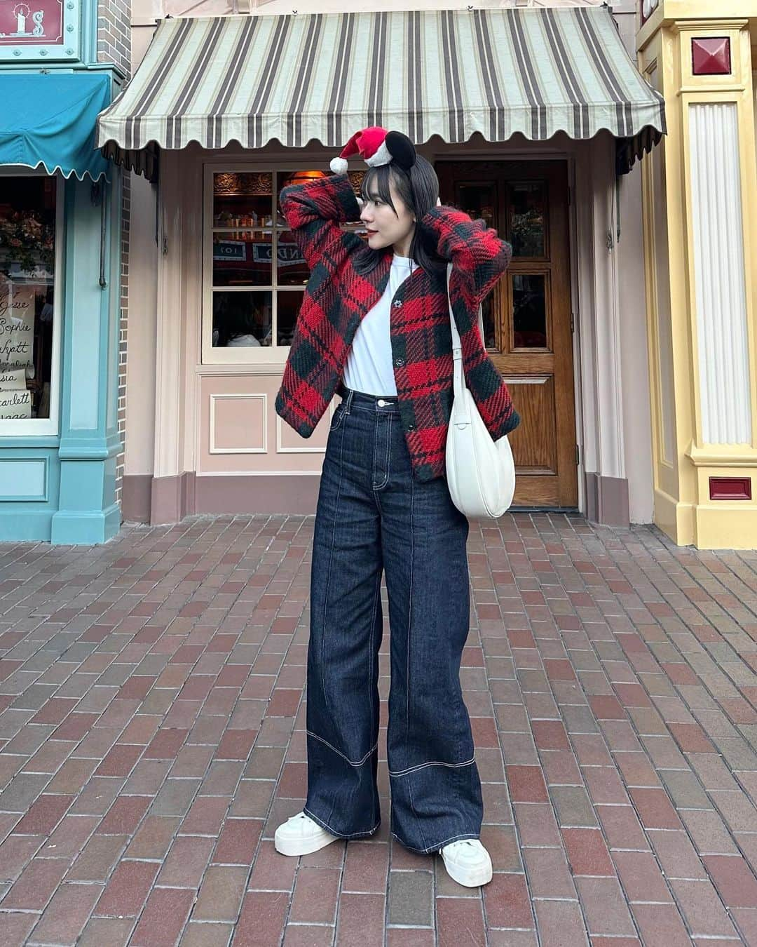 かほこ。さんのインスタグラム写真 - (かほこ。Instagram)「ㅤㅤㅤㅤㅤㅤㅤㅤㅤㅤㅤㅤㅤ jacket : #freaksstore tshirt : #uniqlo denim : #formeque bag : #folnua sneakers : #zara ㅤㅤㅤㅤㅤㅤㅤㅤㅤㅤㅤㅤㅤ ずっと座ってたから太もものとこシワシワになっちゃったけど、、 1日目後半はカジュアルスタイル❣️ ㅤㅤㅤㅤㅤㅤㅤㅤㅤㅤㅤㅤㅤ カリフォルニアは昼間暑くて夜寒いので、中は白Tにウールのジャケットを羽織りました。 ジャケット抜いだ感じも可愛かったんだけど撮り忘れた、、 ㅤㅤㅤㅤㅤㅤㅤㅤㅤㅤㅤㅤㅤ 最後の動画がいちばんシルエットわかりやすいかも🫰🏻 ㅤㅤㅤㅤㅤㅤㅤㅤㅤㅤㅤㅤㅤ #kaho_fashion #kaho_disney」11月18日 21時12分 - xxokohakxx