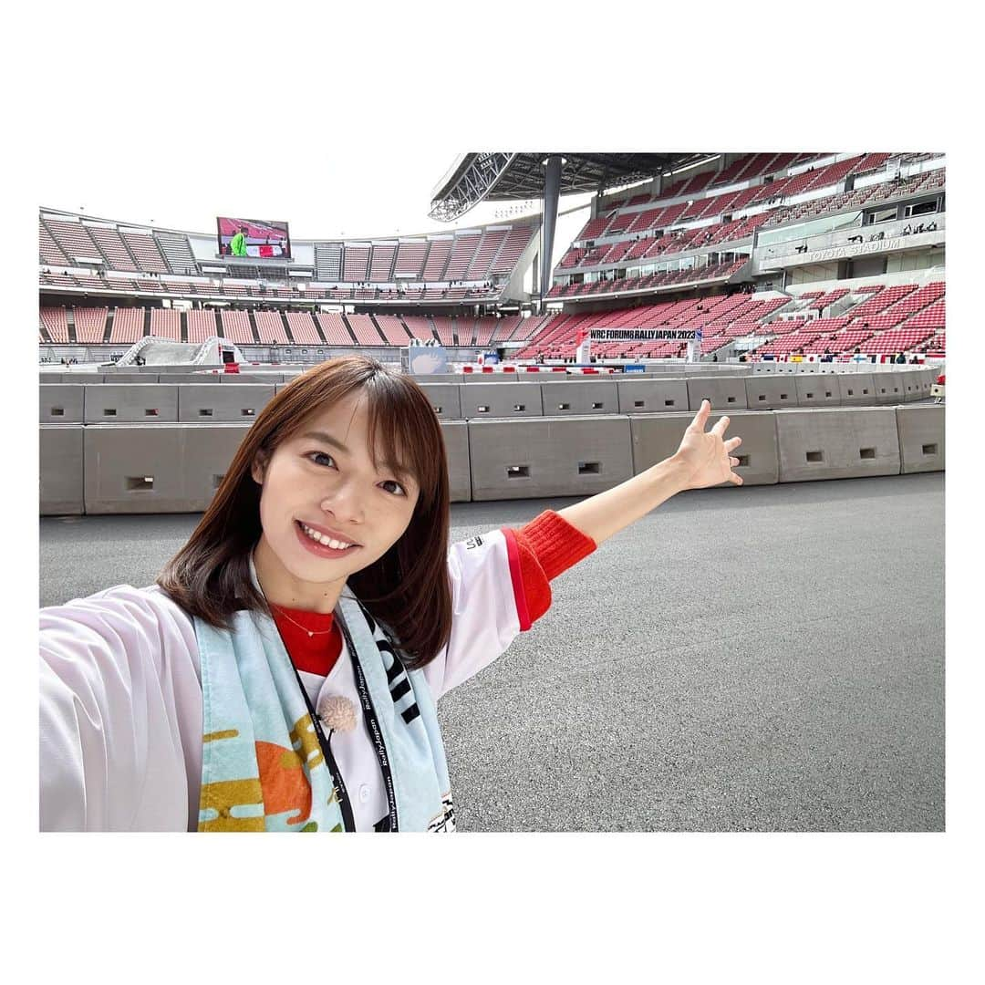 阿部芳美さんのインスタグラム写真 - (阿部芳美Instagram)「今年もこの地方で開催！ ラリージャパン2023🚗  豊田スタジアム特設コースから中継でお伝えしました〜☺️✨  いつもは芝の豊スタが…！大きく様変わり😳 会場ではフラッグを無料でもらえました🚩🤭  愛知岐阜で明日まで行われますよ〜🙋‍♀️🙋‍♀️  #ラリージャパン  #フォーラムエイトラリージャパン2023  #rallyjapan #wrc  #大迫力で大興奮」11月18日 21時18分 - yoshimi_abe0410