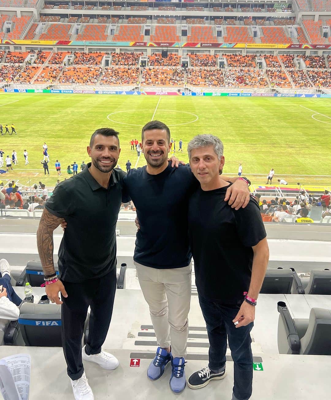 アウグスト・フェルナンデスのインスタグラム：「El neverpony @mattescali79 ya está en Jakarta! 🇦🇷🤝🇮🇹😃  • @fvitaleazul  • @areasportteam  • @thequadratum」