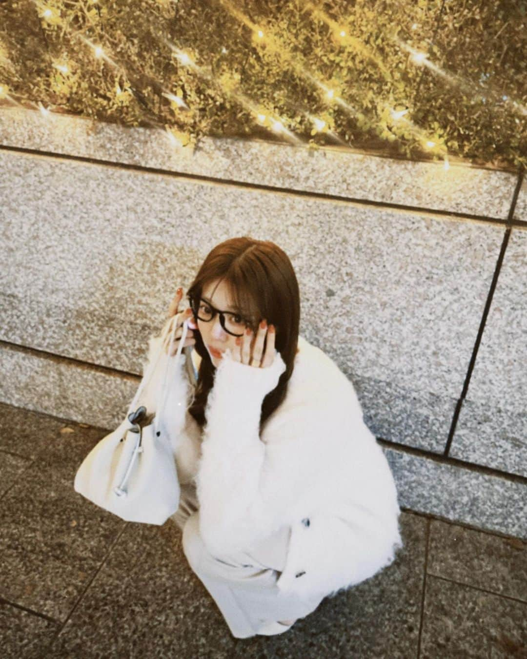 みなまつさんのインスタグラム写真 - (みなまつInstagram)「all white ❄️ 寒すぎる〜お母さんとデートな日。👓 この季節にかわいいカーデ 今日はさらっとしか撮れなかったからまた載せる♡ ⁡ #code」11月18日 21時13分 - minamatsu_