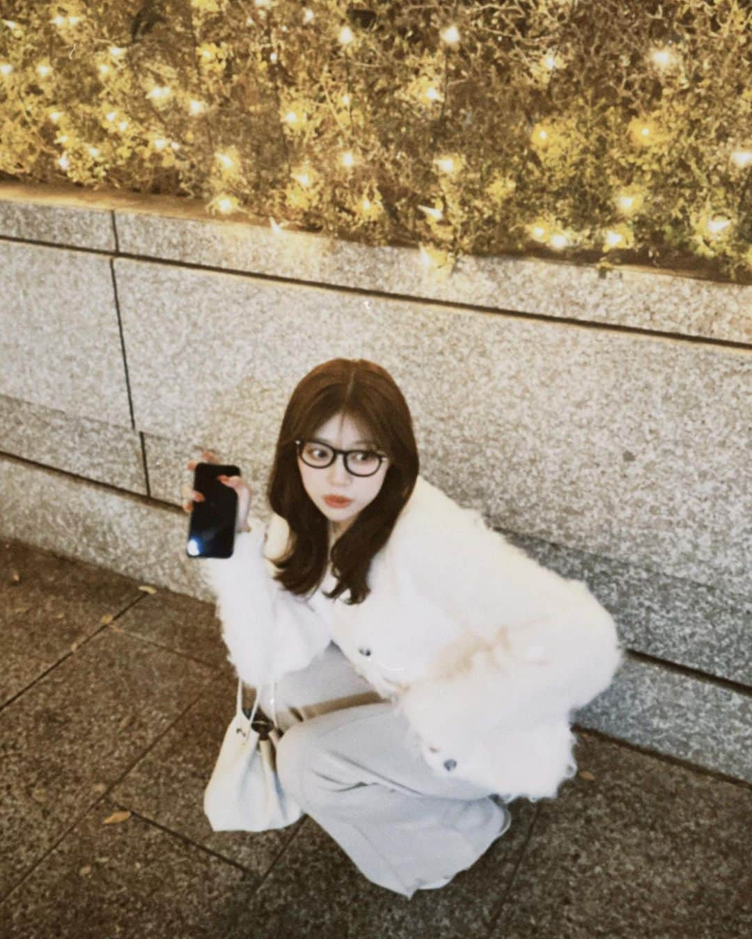 みなまつさんのインスタグラム写真 - (みなまつInstagram)「all white ❄️ 寒すぎる〜お母さんとデートな日。👓 この季節にかわいいカーデ 今日はさらっとしか撮れなかったからまた載せる♡ ⁡ #code」11月18日 21時13分 - minamatsu_