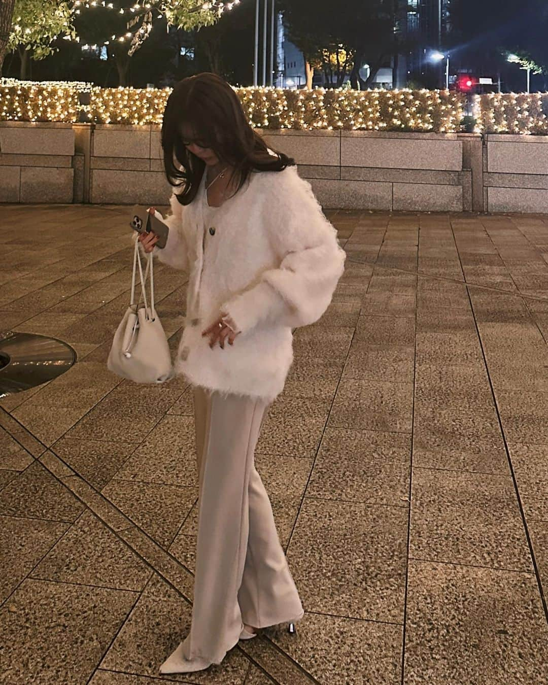 みなまつさんのインスタグラム写真 - (みなまつInstagram)「all white ❄️ 寒すぎる〜お母さんとデートな日。👓 この季節にかわいいカーデ 今日はさらっとしか撮れなかったからまた載せる♡ ⁡ #code」11月18日 21時13分 - minamatsu_