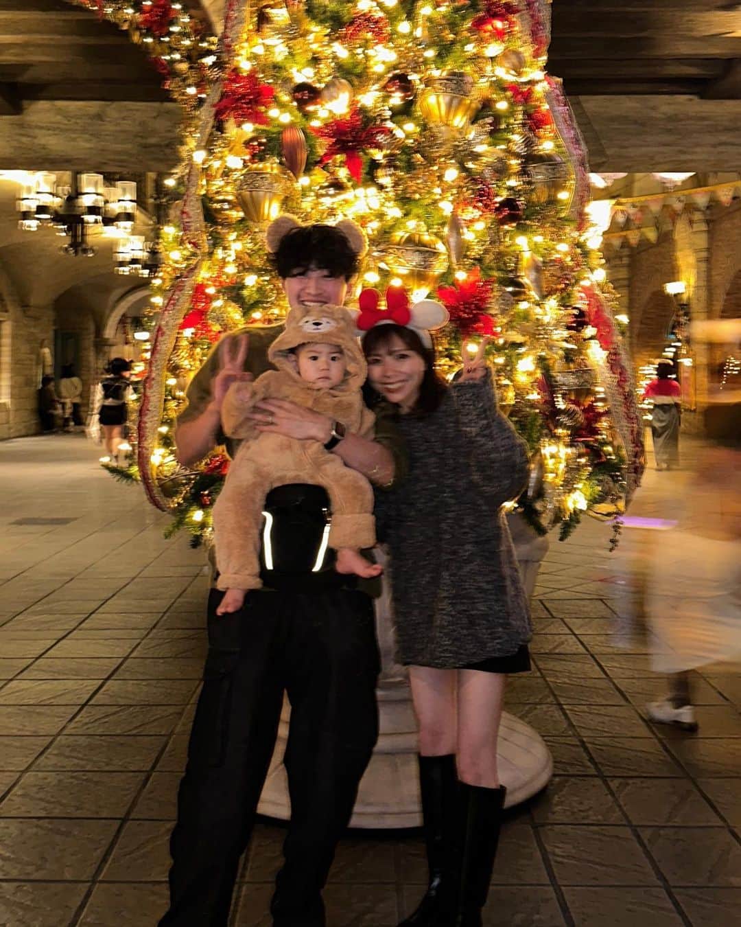 神田希未菜のインスタグラム：「. 楽しすぎたディズニーシー🚢🎄✨ ダッフィーてるとシェリーメイなこたすが ひたすらに可愛くて癒された1日🐻🎀  ツリーの前で撮ってもらった家族写真お気に入り👨‍👩‍👦♡ また来年もクリスマスシーズンに行きたいなぁ  #クリスマスディズニー  #ディズニーシー」