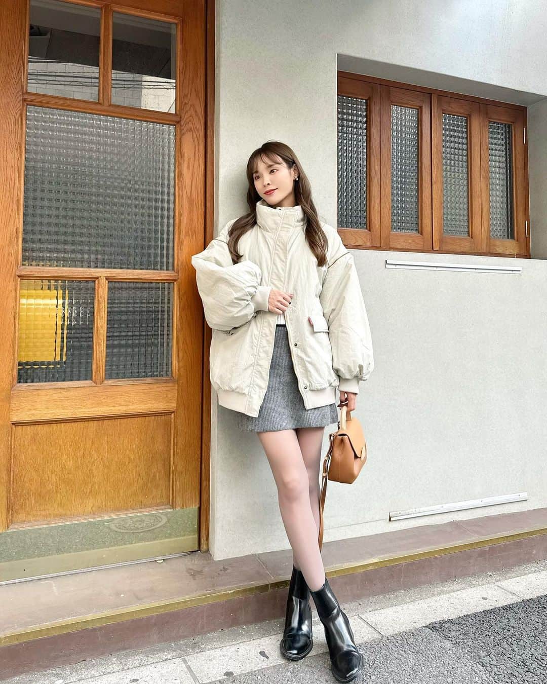 磯田 ひかる(Hikaru Isoda) のインスタグラム：「こんばんは🌛 週末いかがお過ごしですか〜？💕  今日はYouTube上がってるので見てね🙏✨️ このあとインスタライブもやります！  この日はカラータイツを使ったコーデ。 チャコールグレー使いやすい🤍  【着用アイテム】 Jacket @classicalelf_official  M-65リバーシブル中綿ブルゾンナイロンジャケット アイボリー M ¥3,999税込  Tops @lily_brown_official 【LILY BROWN×MARY QUANT】ジャガードニット ¥14,960税込  Skirt @uniqlo  プレミアムラムミニスカート 商品番号: 462148 カラー: 06 GRAY サイズ: WOMEN S  —————————— picaru：162cm / 骨格ウェーブ 1st ブライトスプリング 2nd ブライトサマー  大人可愛いスタイルアップコーデ ヘアメイクを合わせた トータルスタイリングを提案🤍  不定期にストーリーで ファッションお悩み相談募集中🥰 ——————————  他の投稿を見る→【@picaruuu】」