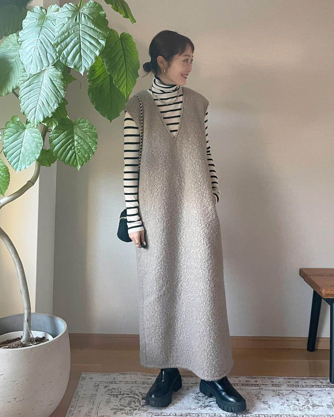 Kikuno Sayumiさんのインスタグラム写真 - (Kikuno SayumiInstagram)「急にめちゃくちゃ寒くない？🥶 @select.shop.jbg のボアワンピがめっちゃ暖かくて重宝♡そしてデザインも可愛い😍 ・ しっかりした素材の厚手のワンピでまじで楽ちんで暖かくて家帰ったら部屋着に着替えるのにこのまま過ごしてた😆 ポケット付きだよ◎モカのMサイズを着用してるよ💡 ・ 他アイテム　@grl_official @uniqlo_jp 🏷️ ・ ・ #PR#grl#グレイル#着回しコーデ#ママコーデ #プチプラコーデ#秋冬コーデ」11月18日 21時15分 - sayumikikuno