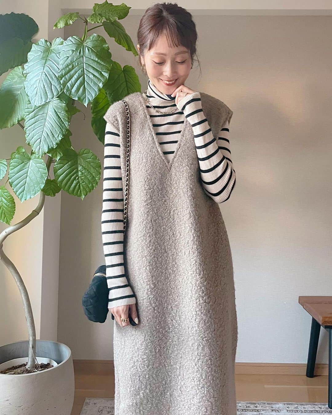 Kikuno Sayumiのインスタグラム：「急にめちゃくちゃ寒くない？🥶 @select.shop.jbg のボアワンピがめっちゃ暖かくて重宝♡そしてデザインも可愛い😍 ・ しっかりした素材の厚手のワンピでまじで楽ちんで暖かくて家帰ったら部屋着に着替えるのにこのまま過ごしてた😆 ポケット付きだよ◎モカのMサイズを着用してるよ💡 ・ 他アイテム　@grl_official @uniqlo_jp 🏷️ ・ ・ #PR#grl#グレイル#着回しコーデ#ママコーデ #プチプラコーデ#秋冬コーデ」