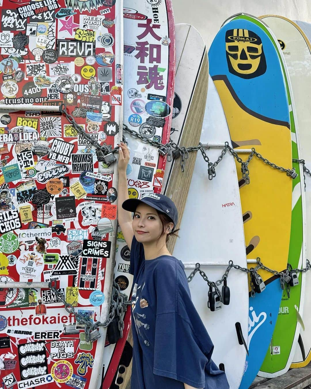 木下ひなこさんのインスタグラム写真 - (木下ひなこInstagram)「🏄💕  このネイビーのTシャツ ハワイの古着屋さんでゲットした🤡 ワンピースみたいに着れるサイズ感でお気に入り✌️  5枚めの写真は @chipieee_nail_yuka さんにしていただいた フットネイル🦶💅 手のネイルと色違いなんだー💫  6枚め〜は せっかく天国の海に行ったのに 何故か映える写真を1枚も撮ってなくて、、🤣 自分にやれやれです🤷🌀笑  #ハワイ#Hawaii#ホノルル#Honolulu#天国の海#キャプテンブルース#ハワイ旅行#家族旅行#夫婦旅#旅#旅スタグラム#海外旅行#ハワイ観光」11月18日 21時26分 - hinako_0525