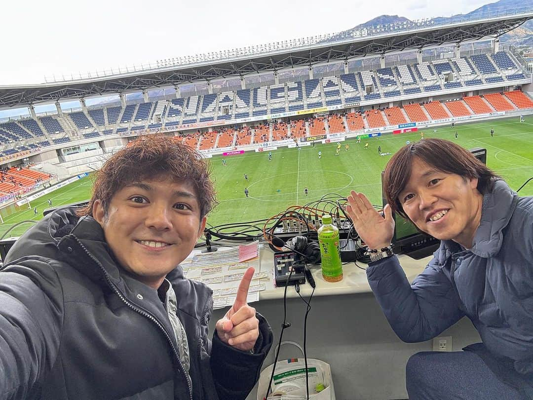 松山航大のインスタグラム：「★ WEリーグ実況🎙️ AC長野パルセイロレディース×サンフレッチェ広島レジーナ . 今週はサッカー実況⚽️ 解説はおなじみ土橋さんです😎 . 長野はホーム開幕戦。WEリーグカップ女王の広島は、今シーズン初戦。 . 両者譲らない引き締まった良い試でしたが、終盤に長野のキャプテン伊藤めぐみ選手がゴール！1点を守り切った長野が、ホーム開幕戦で今季初勝利を決めました✨ . WEリーグもアツいので、ぜひご注目ください🔥 . #AC長野パルセイロレディース #パルセイロレディース #パルセイロ #サンフレッチェ広島レジーナ #レジーナ #サッカー #WEリーグ #土橋宏由樹 #松山航大」