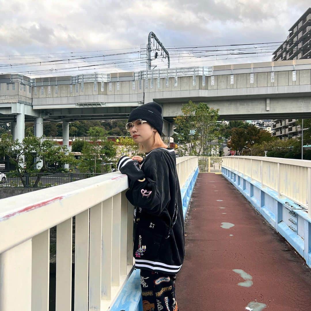 青空フミのインスタグラム：「下の川の点検をしてます  👚＆👜　@coolshirtz  お気に入りスウェット   #ファッション #オシャレ #セットアップ #セットアップコーデ #likesforlike #loveislove #japanesegirl #japan #アウター #古着　#古着コーデ  #coolshirtzfriendteam」