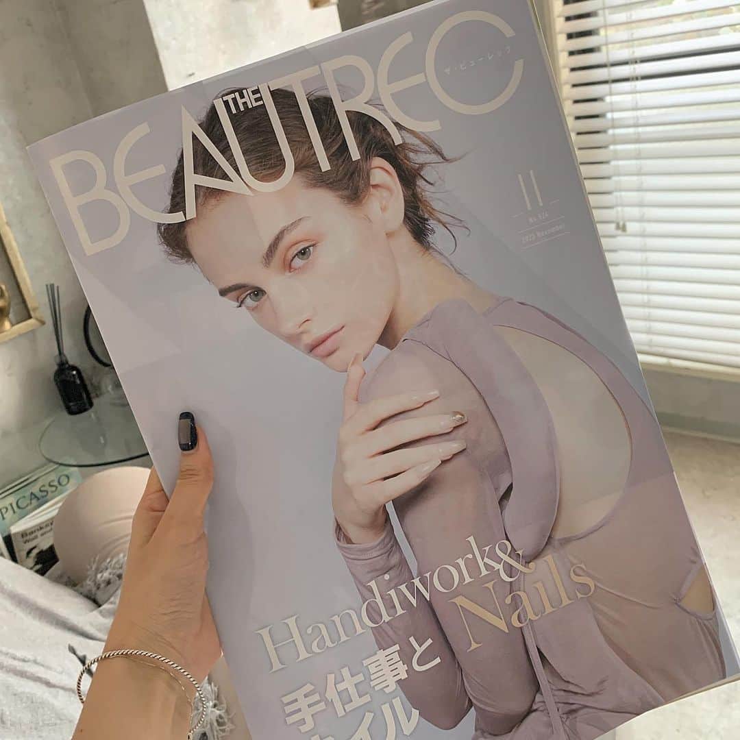 aoki_nailのインスタグラム：「THE BEAUREC 11月号 掲載いただいてます  デジタル化やAIが普及しても 替のきかない価値とは何か？ をテーマに 手仕事による伝統工芸や 無形文化財の技術とともに ネイルの特集ページにて 紹介いただいてます  とても有り難くとても 興味深い内容！  ありがとうございます🫶」