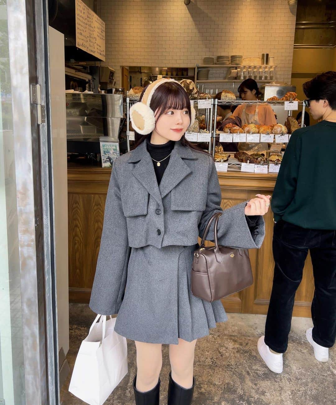 深結のインスタグラム：「Miyu Original item  ずっと行きたかったパン屋に 11/20販売のオリジナルセットアップを着て行きました🥯  今回はgray✔︎ brownもあるんだけど、どっちのカラーも本当に好みすぎるの…  comingsoon お楽しみに♡  #rili_shopping」