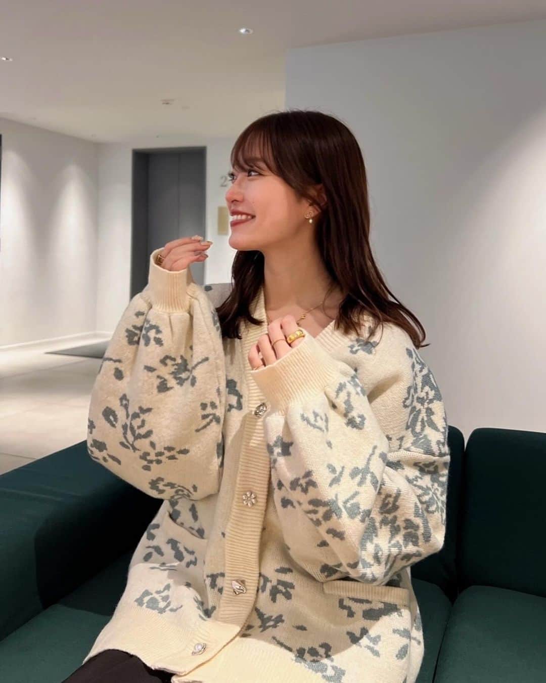 のインスタグラム：「RENA direction itemの発売が 全て終了いたしました ⁡ ご購入いただいたお客さま、 今回買えなかったお客さまも ディレクションアイテムにご興味を 持っていただき本当にありがとうございました🥲✨ ⁡ 今回のディレクションアイテムの再販は ないのですが・・・ 実は今、また皆さまに喜んでもらえる大きい企画 進めています。🤭 お知らせ楽しみにしててねっ ⁡ 手に取っていただけたみんなにとって 大切な1着になっていただけたら嬉しいです💐 ⁡ 本当にありがとうございました♡ ⁡ VANNIE U press RENA ⁡ #vannie_u #ヴァニーユー #骨格ウェーブ #骨格ウェーブコーデ #156cmコーデ #イエベ #イエベ春 #ワンピースコーデ #ゾゾタウン #zozotown #秋コーデ #秋服コーデ  #秋服 #ミニワンピ #ミニワンピース #キャミワンピ #キャミワンピース #スタイルアップ #スタイルアップコーデ #タートルネック #タートルネックニット #ニットワンピ #ニットワンピース #ニット #ニットコーデ #デートコーデ #モテコーデ #あざとコーデ #デート服 #秋冬コーデ」