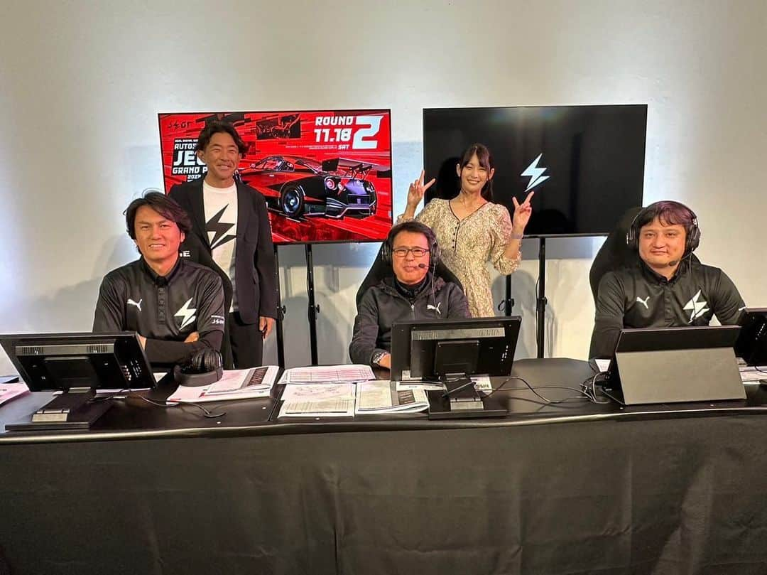 沢すみれさんのインスタグラム写真 - (沢すみれInstagram)「JEGT GRAND PRIX Rd.2  企業対抗戦 ▶︎ ▶︎ 全2戦終了☑️ トップリーグ ▶︎▶︎ 残り1戦💨  Rd.2から新たに追加された天候という要素🌀  プレイヤーの皆様からすると"運ゲー"に近いところもある不確定要素にかき乱されるレースは不本意だったかもしれません。本当にお疲れ様でした😭🔥  タイミング、戦略、スキルの全てのピースがハマらないと選りすぐりの精鋭たちでも苦戦するコンディションでのレースは見応え抜群でした…🔥 最後まで戦い抜いて下さった皆様、本当にありがとうございました！  トップリーグの最終戦はオフライン大会！ 1/14(日) 東京オートサロンのステージで開催が決定しております😭  唯一の(セミ)耐久レース、そして選手交代がある点がRd.2までと大きく変わるところで、個々のテクニックと並ぶ程最大の見所です🔍  エキシビションレースも行いますよ！  本日ももちろん開催したエキシビションレース、 今シーズンも引き続きミラー配信をして下さっている プロゲーマーの"SPYGEA"さん、 そして今回はCrazy Raccoonから"どぐら"さんにも参戦いただきました！  プロゲーマー、そして有名ストリーマーのお二人とレースをさせてもらったら本当にコメントひとつひとつが面白くてほぼ前見えないくらい笑ってしまいました😂こんなに楽しいゲーム時間は久々でした！  そして、笑いながらも心に決めたことは1人でレコードラインをなぞる練習に加え、複数人いるレースで戦える練習をすることです。(←コース覚えることに必死でこの練習が必要なことに本当に今日気づきました) ミラーを意識するクセ、車幅感覚、相手のペースと自分のペースをちゃんと把握できるようになる、、などを目標に、もう黒い鬼と化さないレースで楽しんでいただけるよう頑張ります🔥  企業対抗戦、トップリーグ共にアーカイブがありますのでぜひご覧いただき、皆様もグランツーリスモやってみて下さいね☺️✨  それでは最終戦、1/14(日)オートサロンの会場、または配信でまたお会いしましょう🫶🪽  #jegt」11月18日 21時23分 - sumiresour