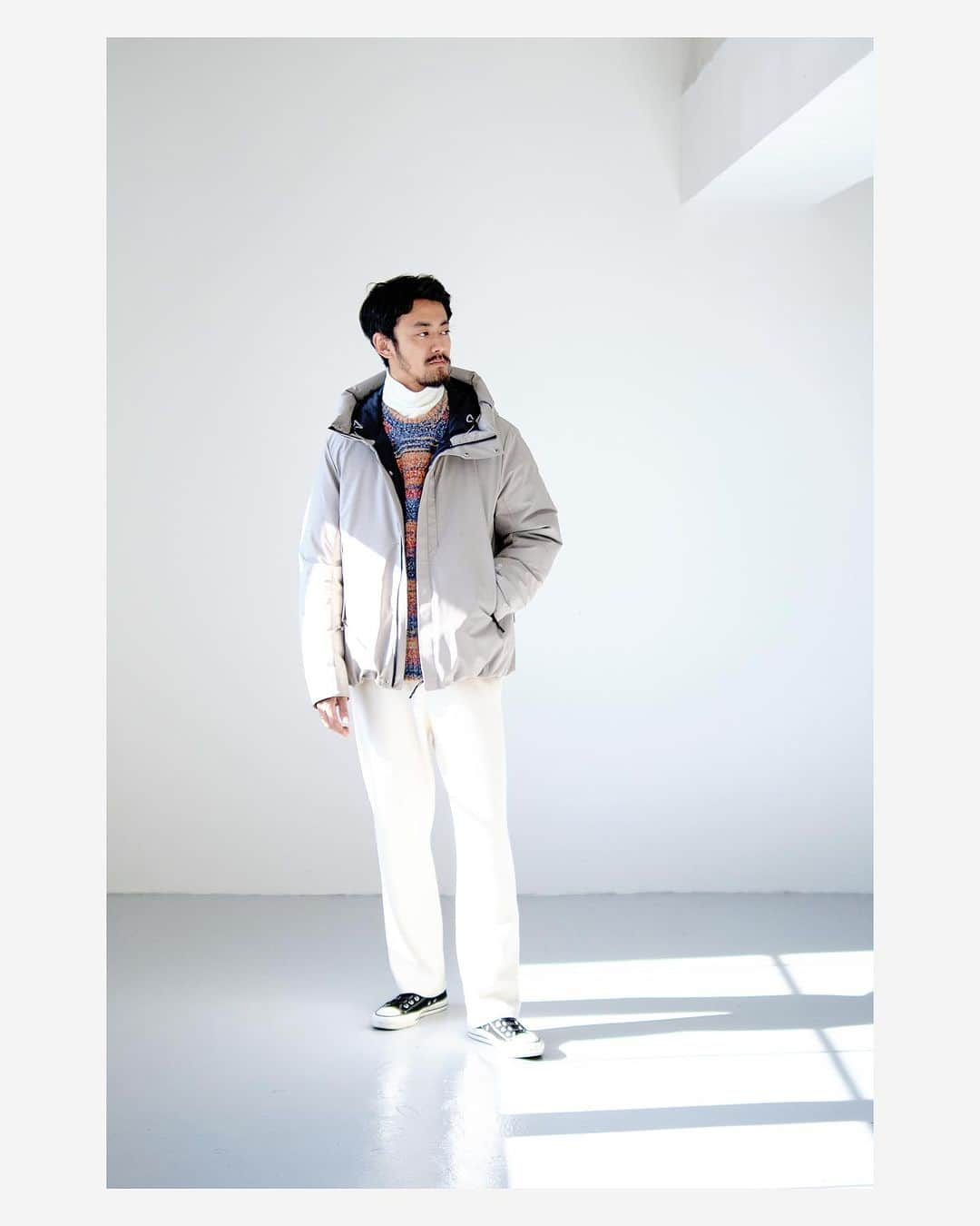 EDIFICEのインスタグラム：「. “THE STYLE of DOWN OUTER”  EDIFICE 2023 Winter Collection 　　　　　　　　　　　　　　　　　　　　　　　 　　　　　　　　　　　　　　　　　　　　　　　 冬が本格的に近づき、着る洋服のアップデートも必要になってくる頃。冬のスタイルの主役として中でもダウンは欠かせない。長くお世話になるアイテムだからこそ、着こなしに今年らしい気分をプラスしたい。 ÉDIFICEがオススメする今年のダウンアウタースタイルをぜひご覧ください。 　　　　　　　　　　　　　　　　　　　　　　　 　　　　　　　　　　　　　　　　　　　　　　　 　　　　　　　　　　　　　　　　　　　　　　　 　　　　　　　　　　　　　　　　　　　　　　　　　　　　　　　　　　　　　　　　　　　　　 _______________________________________  　　　　　　　　　　　　　　　　　　　　　　 +phenix EXCLUSIVE GORE-TEX DOWN BLOUSON 23011300501040 / ¥49,500  アウトドアシーンでも着られるスペックのアウターを街着として着るなら、グレーやベージュなどをミックスした上品な色目でまとめるのがオススメ。機能アウターにニットを合わせると品良く仕上げることができるところもスタイリングのポイントです。サイズ感はルーズフィットではなく、ジャストより少し緩いフィット感で全体のバランスを整えてくれるシルエットになっています。  _______________________________________ 　　　　　　　　　　　　　　　　　　　　　　 　　　　　　　　　　　　　　　　　　　　　　　 　　　　　　　　　　　　　　　　　　　　　　 ＊特集記事はプロフィール欄のリンクからチェック✔︎ 　　　　　　　　　　　　　　　　　　　　　　　 　　　　　　　　　　　　　　　　　　　　　　　 　　　　　　　　　　　　　　　　　　　　　　　 　　　　　　　　　　　　　　　　　　　　　　　 　　　　　　　　　　　　　　　　　　　　　　　 #edifice #2023aw」