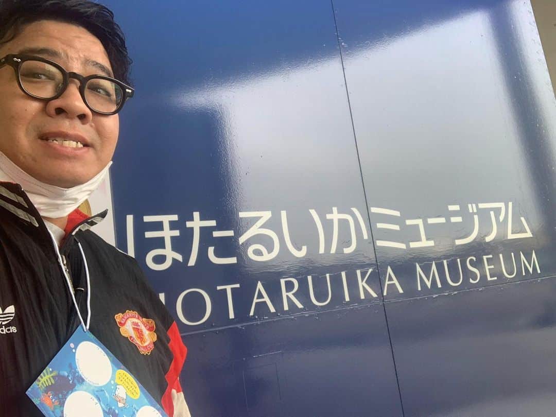 のインスタグラム：「観光！！ #出番が終わって #滑川観光！ #ほたるいかミュージアム！ #着いて早々 #時期じゃないのでほたるいかがいないということを受付で知らされる！ #それでもおれは行く！ #なぜならもう来てしまっているから！ #一人なので #ほの字を完成されることができなかったですが #ほたるいかの生態と #富山湾の海洋深層水の勉強をしました！ #身投げは狙って見られへんねんなぁ！ #深海に3本のパイプで吸い取ってんねんなぁ！ #代わりと言ってはなんですが #トヤマエビを見れました！ #スタンプラリーもして #ほたるいかフライ #白海老コロッケ食べて #富山湾を見て #帰りました！ #いや #ほたるいか見られへんのかい！」