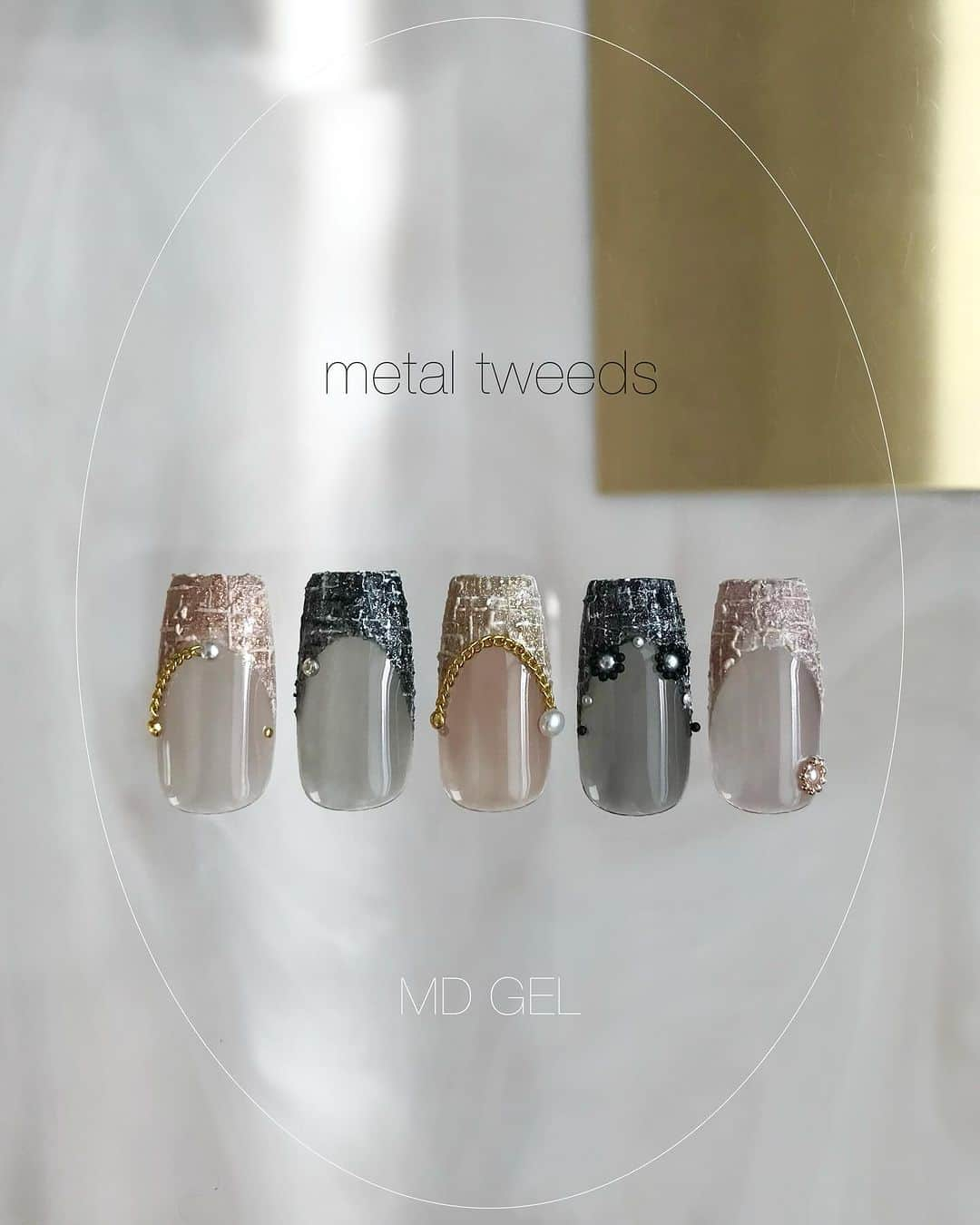 ryo kitamuraのインスタグラム：「“ metal tweeds ”  NAIL EXPO 2023 - @md_gel ステージ 👝11月19日10:45-11:30  @chanelofficial の繊細なツイードのように、ネイルにも繊細なリアルツイードを🗝️ メタルに輝くので、これからのホリデーシーズンにもぴったりなデザインです🎄  #chanelnails#tweednails#ツイードネイル#ミラーネイル」