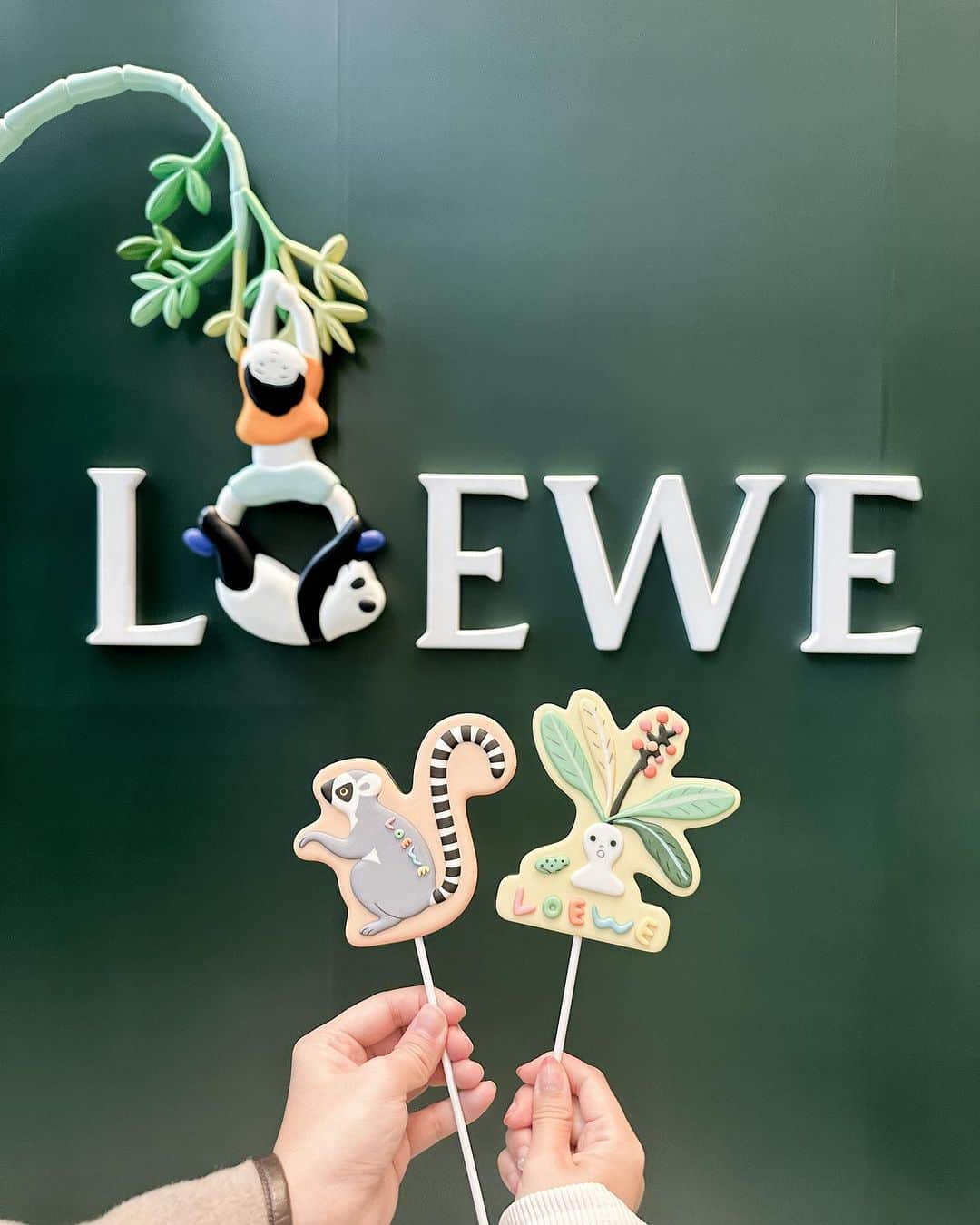 mimisomiさんのインスタグラム写真 - (mimisomiInstagram)「【おでかけスポット】  LOEWE x Suna Fujita  キャンディショップ  📍カサロエベ表参道北側に隣接 （旧ロエベ表参道仮設店）  最寄 表参道駅  ＼ 〜12/26まで！／ ⚠️木〜日・祝日のみ営業⚠️ 11:00-20:00  ☟☟☟  アイシングクッキーのフェイクは撮影プロップなので、購入してなくても借りて撮影ができるよ💡  ✔︎ロエベ×スナ・フジタ チョコレート ボンボン（8粒入り）9600円 ✔︎ ロエベ×スナ・フジタ クッキーボックス（26枚入り）6300円 ✔︎ ロエベ×スナ・フジタ アイシングクッキー 3150円  #LOEWE #ロエベ #LOEWEomotesando #スナフジタ #表参道 #デートスポット #表参道デート #クリスマスデート #東京女子部」11月18日 21時35分 - mimisomi33