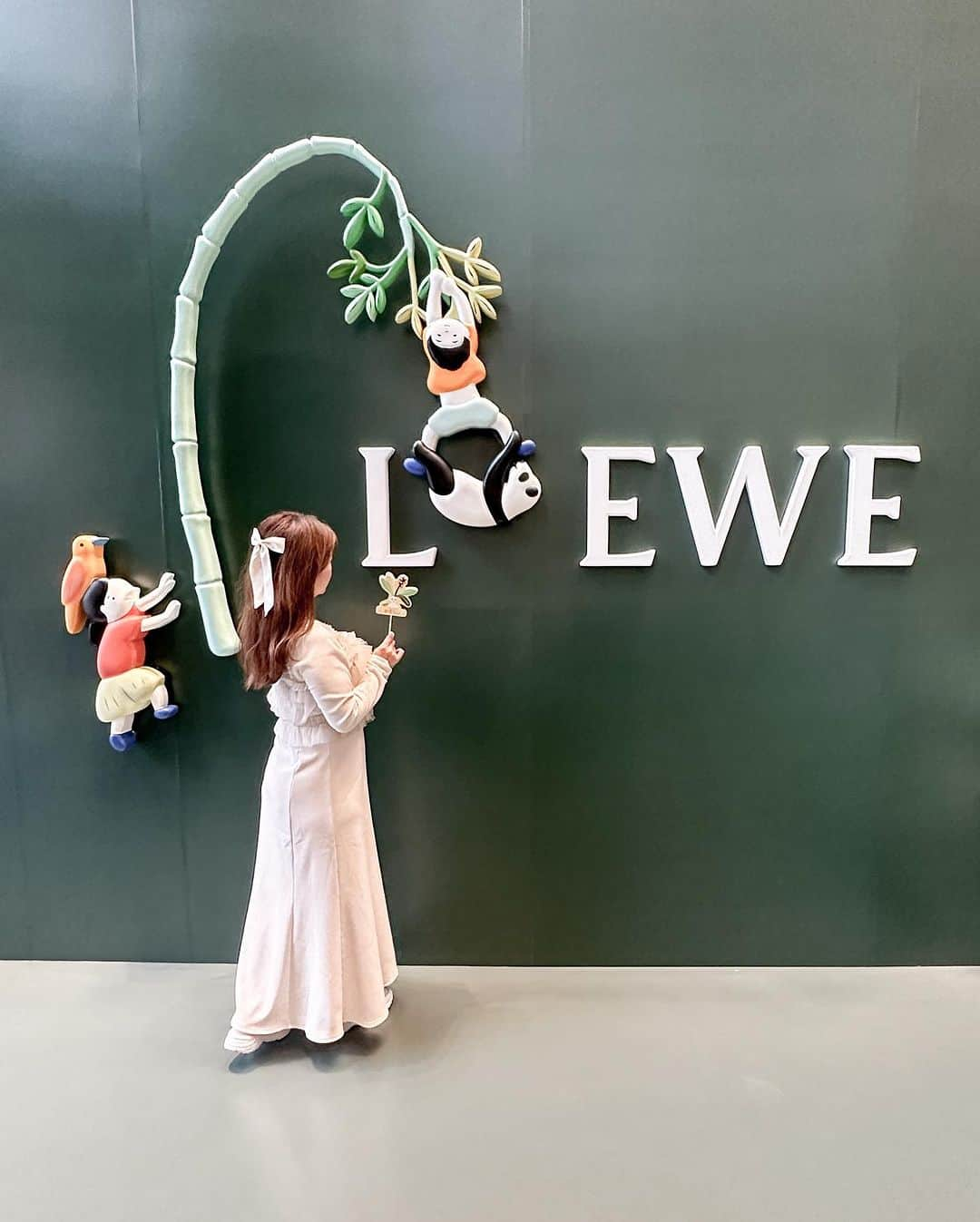 mimisomiさんのインスタグラム写真 - (mimisomiInstagram)「【おでかけスポット】  LOEWE x Suna Fujita  キャンディショップ  📍カサロエベ表参道北側に隣接 （旧ロエベ表参道仮設店）  最寄 表参道駅  ＼ 〜12/26まで！／ ⚠️木〜日・祝日のみ営業⚠️ 11:00-20:00  ☟☟☟  アイシングクッキーのフェイクは撮影プロップなので、購入してなくても借りて撮影ができるよ💡  ✔︎ロエベ×スナ・フジタ チョコレート ボンボン（8粒入り）9600円 ✔︎ ロエベ×スナ・フジタ クッキーボックス（26枚入り）6300円 ✔︎ ロエベ×スナ・フジタ アイシングクッキー 3150円  #LOEWE #ロエベ #LOEWEomotesando #スナフジタ #表参道 #デートスポット #表参道デート #クリスマスデート #東京女子部」11月18日 21時35分 - mimisomi33