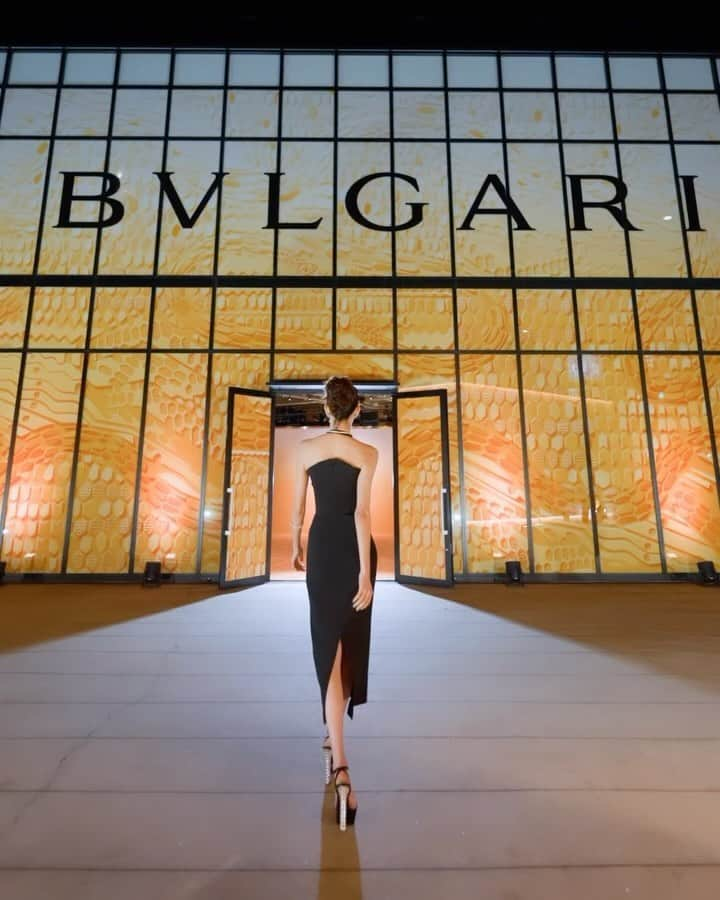 森星のインスタグラム：「Whispering tales of the 75 years, the timeless beauty. @bulgari   #Serpenti75 #Bulgari #BulgariJewelry Video by @3.0production」