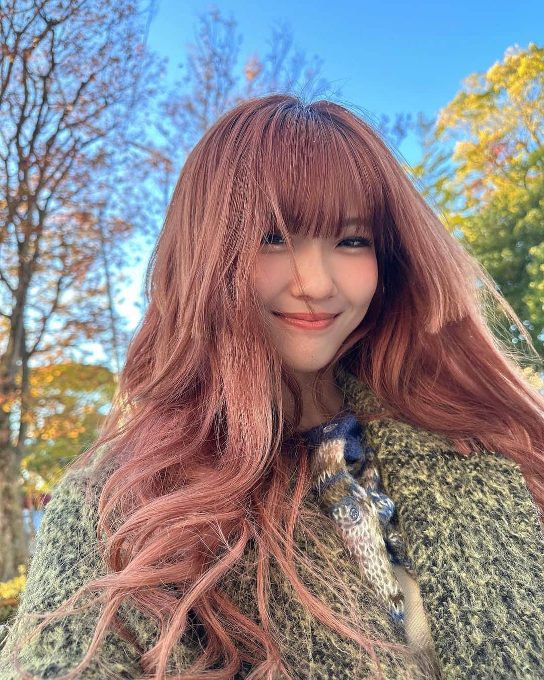 あみかのインスタグラム：「赤髪どこいった？笑」