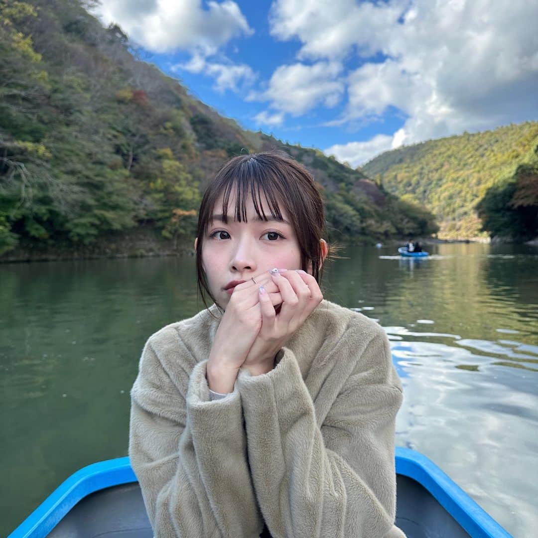 咲奈のインスタグラム：「舟の上で食べるお団子、イカ焼き、甘酒がいつも以上に美味しくて幸せ感じまくった。。🥲💞  どこ行ってもなにしても瑛士となら楽しい〜〜✌🏼♡」