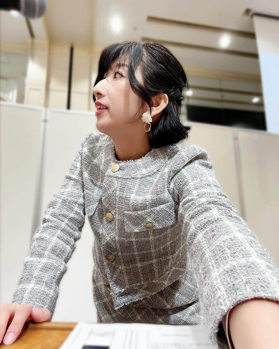 有働文子さんのインスタグラム写真 - (有働文子Instagram)「🎙️🎙️🎙️🎙️  先週に引き続き、会場を変えて.....舞浜で司会のお仕事でした🎙️✨  前回と内容が少しずつ入れ替わり、頭フル回転しながらの現場🥹  私自身は色々反省はあるんですが、大阪の現場も含めて、やっぱり会社愛溢れる現場だなぁって感じました🫶 社員の皆さんが優しくて、感動しました︎︎✨  帰りの電車から、丁度花火が見えました🎆  まだ来週も司会のお仕事、続いていきます🌟  今日も衣装は @fabrice.eijikamata 🫶 グレーも素敵でした💓  #フリーアナウンサー #アナウンサー #司会 #婦人服 #ootd  #洋服好きな人と繋がりたい  #衣装提供 #衣装レンタル #pr」11月18日 21時30分 - udou_fumiko