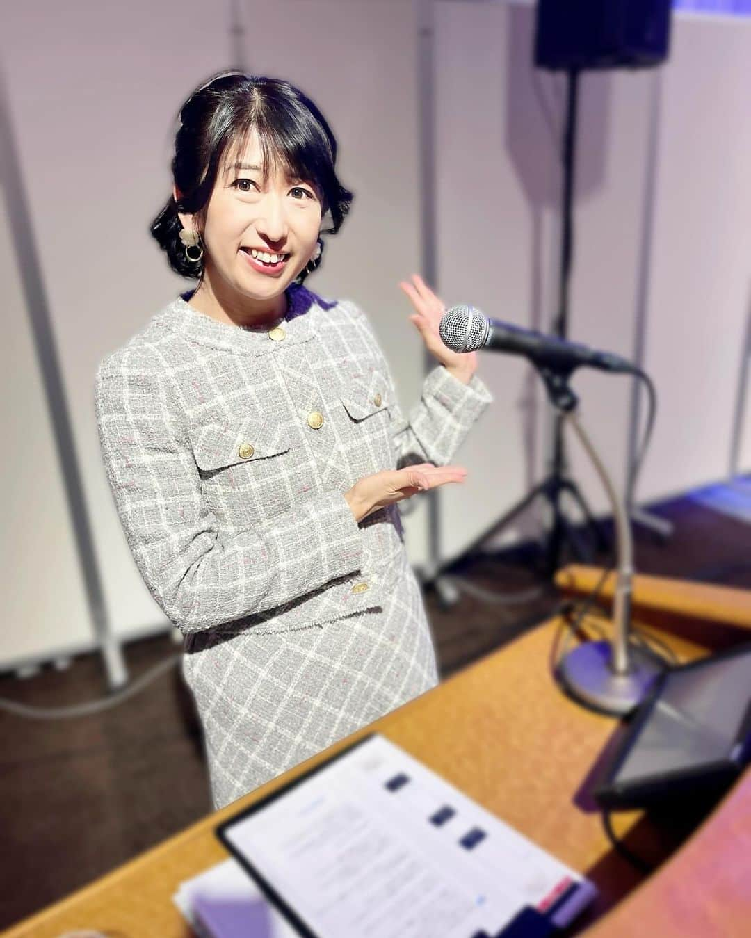 有働文子さんのインスタグラム写真 - (有働文子Instagram)「🎙️🎙️🎙️🎙️  先週に引き続き、会場を変えて.....舞浜で司会のお仕事でした🎙️✨  前回と内容が少しずつ入れ替わり、頭フル回転しながらの現場🥹  私自身は色々反省はあるんですが、大阪の現場も含めて、やっぱり会社愛溢れる現場だなぁって感じました🫶 社員の皆さんが優しくて、感動しました︎︎✨  帰りの電車から、丁度花火が見えました🎆  まだ来週も司会のお仕事、続いていきます🌟  今日も衣装は @fabrice.eijikamata 🫶 グレーも素敵でした💓  #フリーアナウンサー #アナウンサー #司会 #婦人服 #ootd  #洋服好きな人と繋がりたい  #衣装提供 #衣装レンタル #pr」11月18日 21時30分 - udou_fumiko